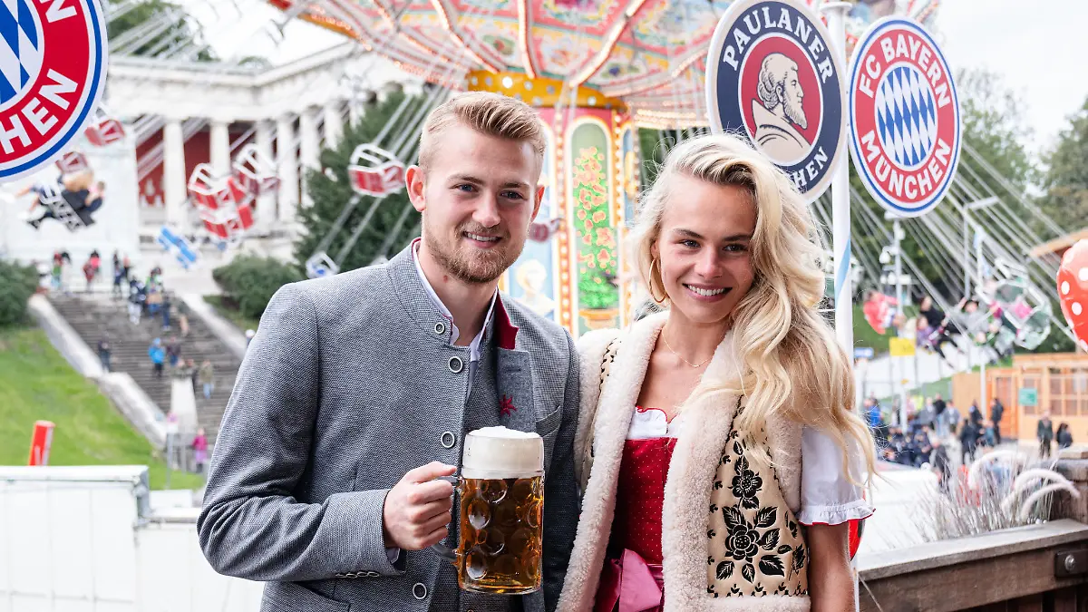 Matthijs DE LIGT (Bayern Muenchen) und Freundin Annekee Molenaar in bayerischer Tracht und Mass Bier. Fussball FC Bayern Muenchen, traditioneller Oktoberfestbesuch in der Kaefer Schaenke am 18.09.2022 in Muenchen/ Deutschland. ?Poolfoto/FCBayernMuenchen/SVEN SIMON Fotoagentur GmbH & Co. Pressefoto KG # Prinzess-Luise-Str. 41 # 45479 M u e l h e i m / R u h r # Tel. 0208/9413250 # Fax. 0208/9413260 # GLS Bank # BLZ 430 609 67 # Kto. 4030 025 100 # IBAN DE75 4306 0967 4030 0251 00 # BIC GENODEM1GLS # www.svensimon.net.