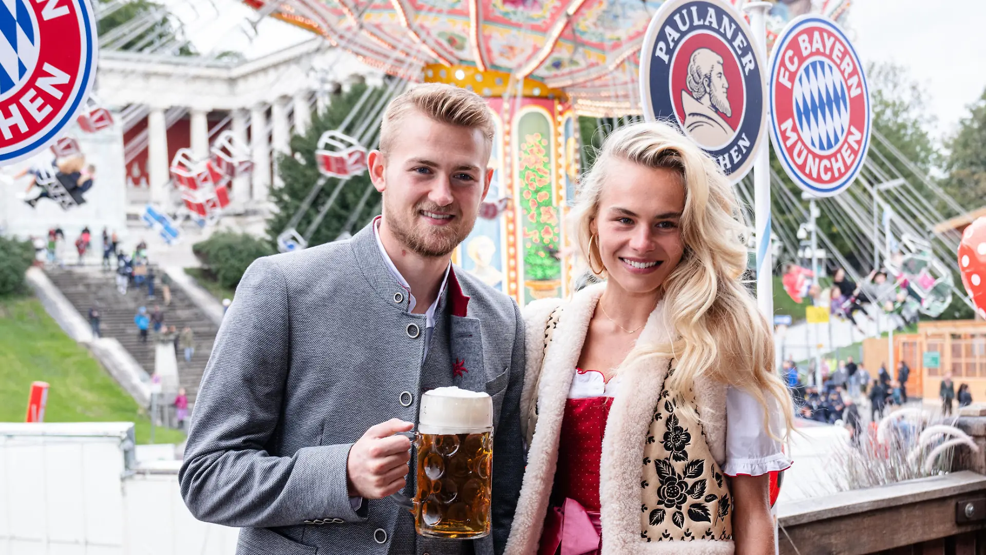 Matthijs DE LIGT (Bayern Muenchen) und Freundin Annekee Molenaar in bayerischer Tracht und Mass Bier. Fussball FC Bayern Muenchen, traditioneller Oktoberfestbesuch in der Kaefer Schaenke am 18.09.2022 in Muenchen/ Deutschland. ?Poolfoto/FCBayernMuenchen/SVEN SIMON Fotoagentur GmbH & Co. Pressefoto KG # Prinzess-Luise-Str. 41 # 45479 M u e l h e i m / R u h r # Tel. 0208/9413250 # Fax. 0208/9413260 # GLS Bank # BLZ 430 609 67 # Kto. 4030 025 100 # IBAN DE75 4306 0967 4030 0251 00 # BIC GENODEM1GLS # www.svensimon.net.