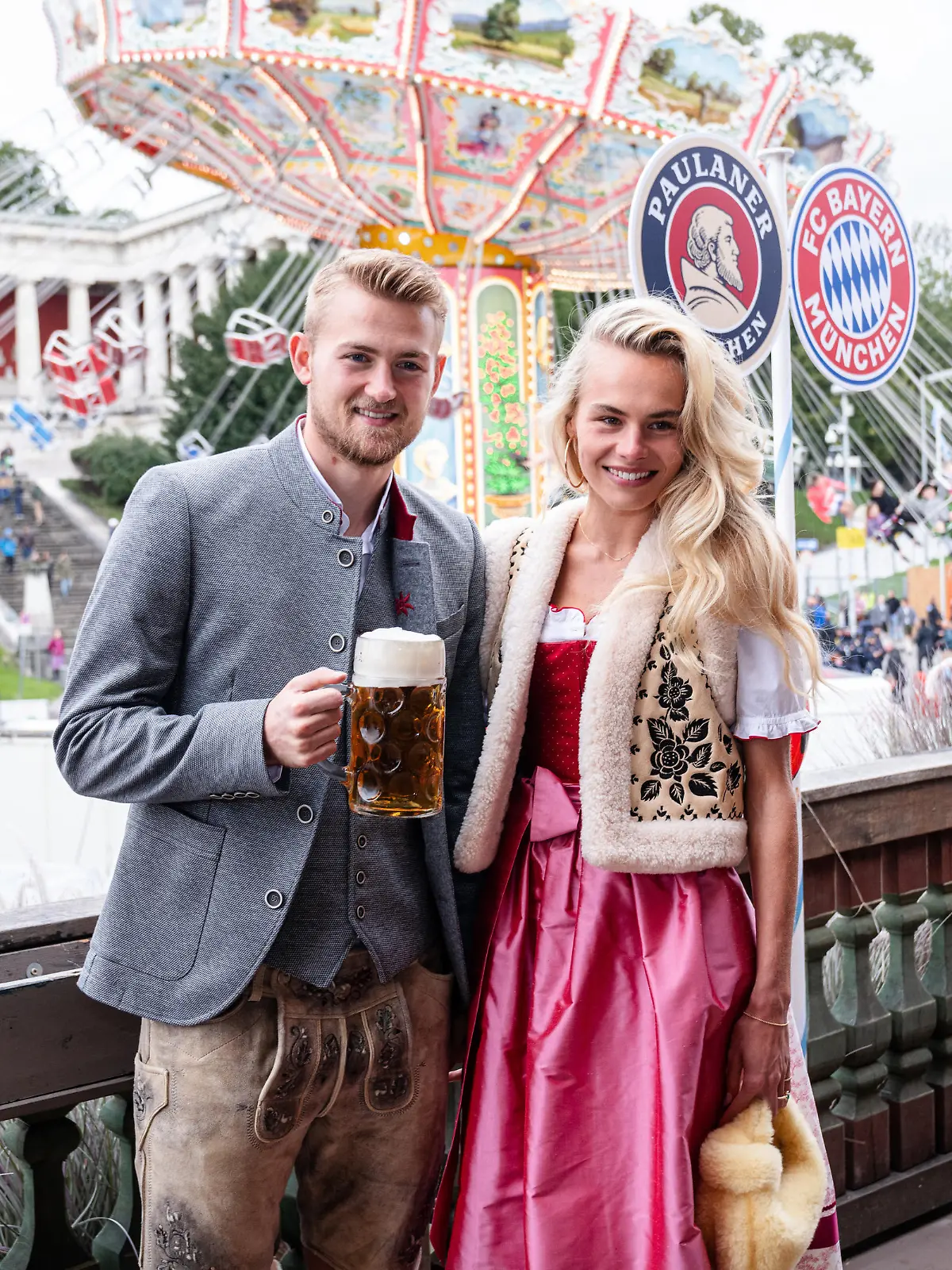 Matthijs DE LIGT (Bayern Muenchen) und Freundin Annekee Molenaar in bayerischer Tracht und Mass Bier. Fussball FC Bayern Muenchen, traditioneller Oktoberfestbesuch in der Kaefer Schaenke am 18.09.2022 in Muenchen/ Deutschland. ?Poolfoto/FCBayernMuenchen/SVEN SIMON Fotoagentur GmbH & Co. Pressefoto KG # Prinzess-Luise-Str. 41 # 45479 M u e l h e i m / R u h r # Tel. 0208/9413250 # Fax. 0208/9413260 # GLS Bank # BLZ 430 609 67 # Kto. 4030 025 100 # IBAN DE75 4306 0967 4030 0251 00 # BIC GENODEM1GLS # www.svensimon.net.