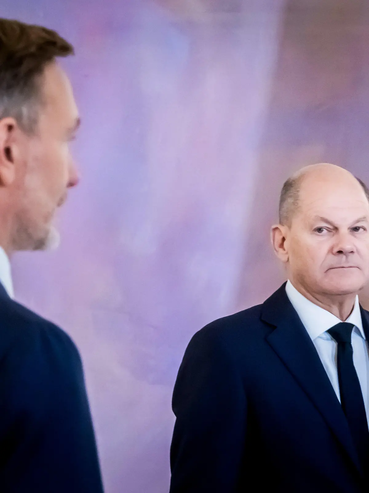 07.11.2024, Berlin: Bundeskanzler Olaf Scholz (r/SPD) schaut auf Christian Lindner (FDP), ehemaliger Bundesminister der Finanzen im Schloss Bellevue. Foto: Christoph Soeder/dpa +++ dpa-Bildfunk +++