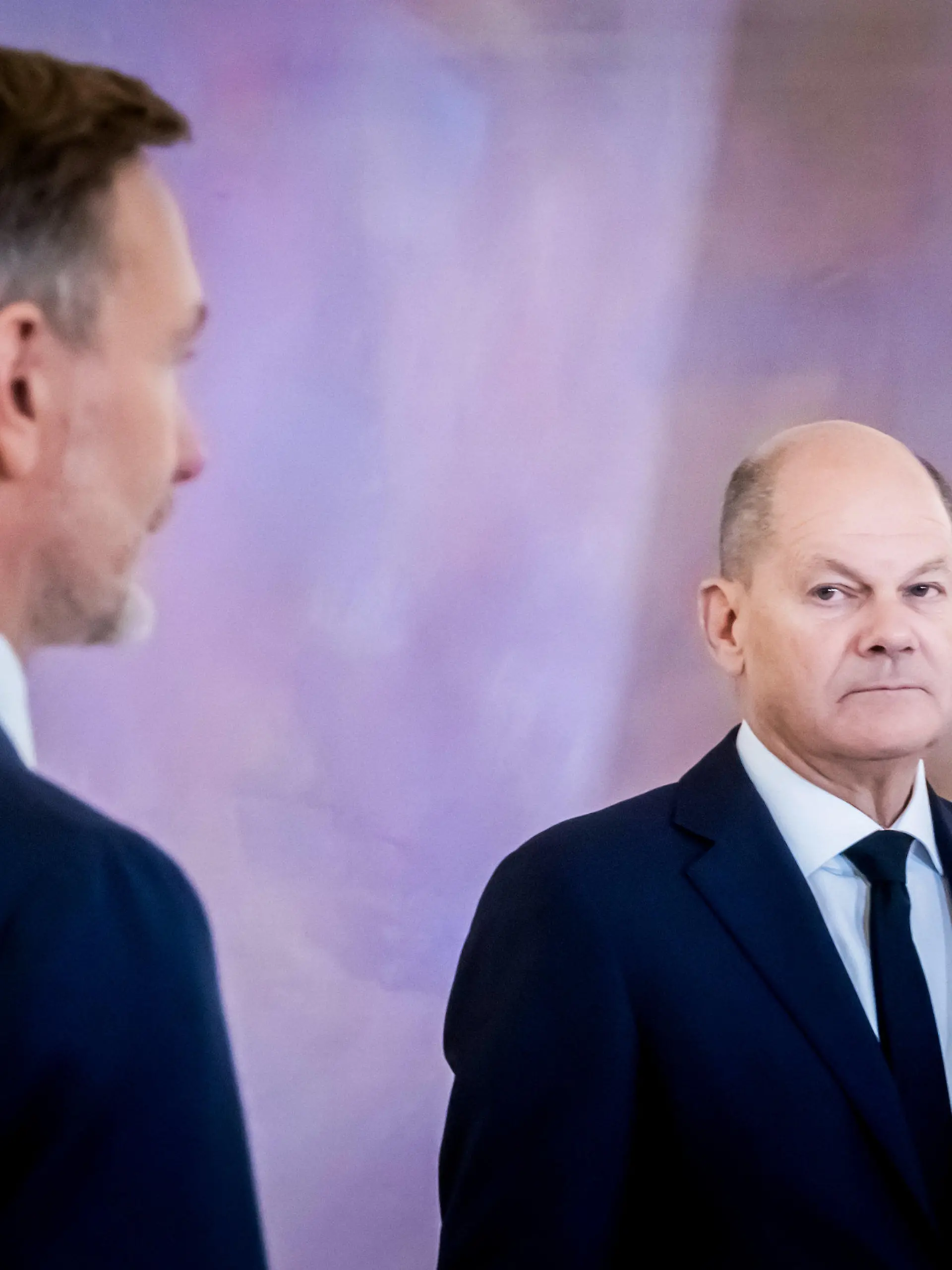 07.11.2024, Berlin: Bundeskanzler Olaf Scholz (r/SPD) schaut auf Christian Lindner (FDP), ehemaliger Bundesminister der Finanzen im Schloss Bellevue. Foto: Christoph Soeder/dpa +++ dpa-Bildfunk +++
