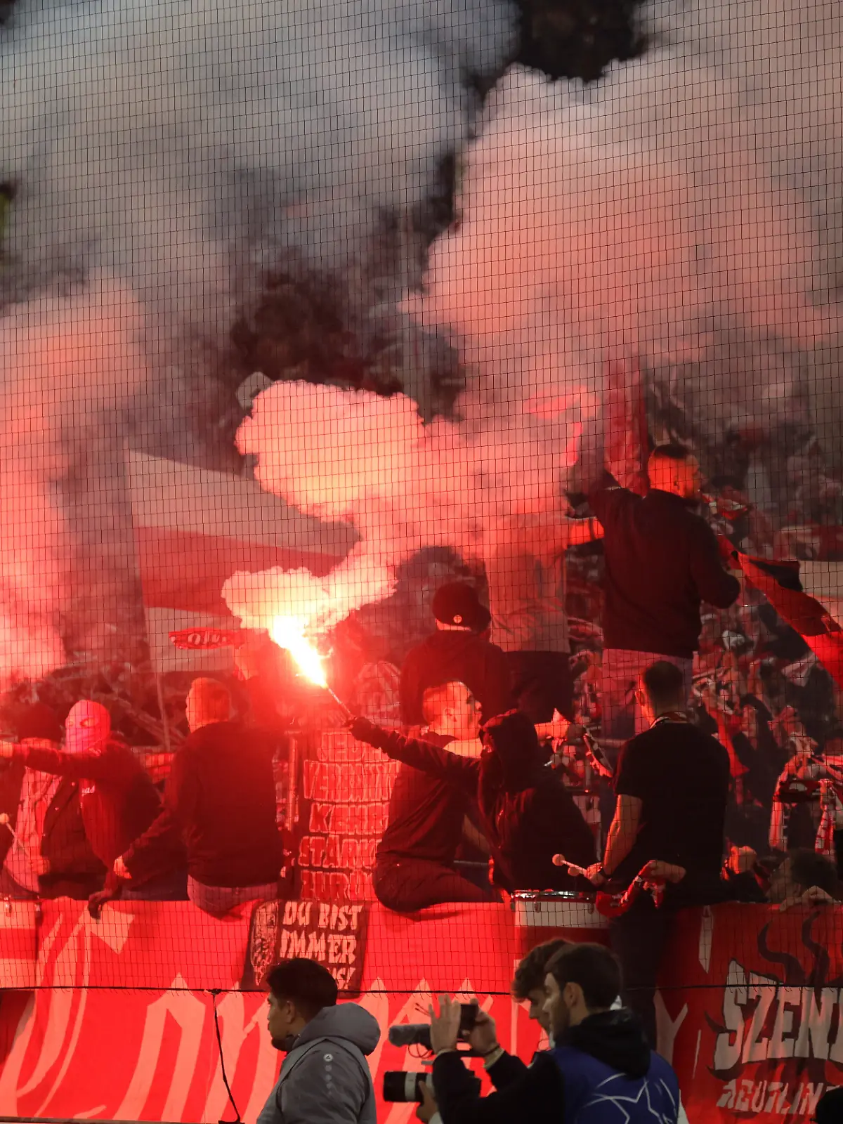 Bild zu: "Fußball-Chaoten schleudern brennende Pyro-Fackel auf Balljungen"