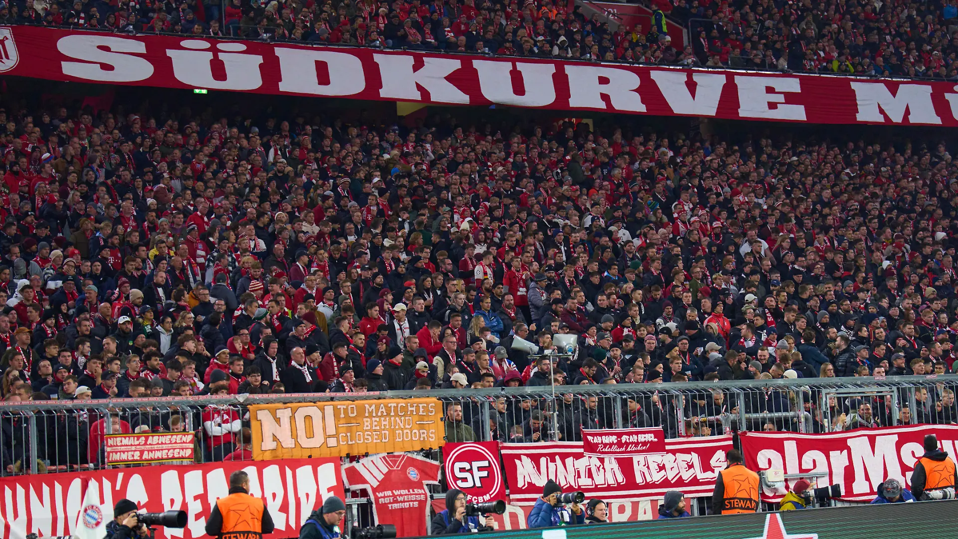 Die Fans des FC Bayern München verzichteten nach dem Zusammenbruch von Romain Jean auf der Tribüne auf die üblichen Anfeuerungsgesänge.