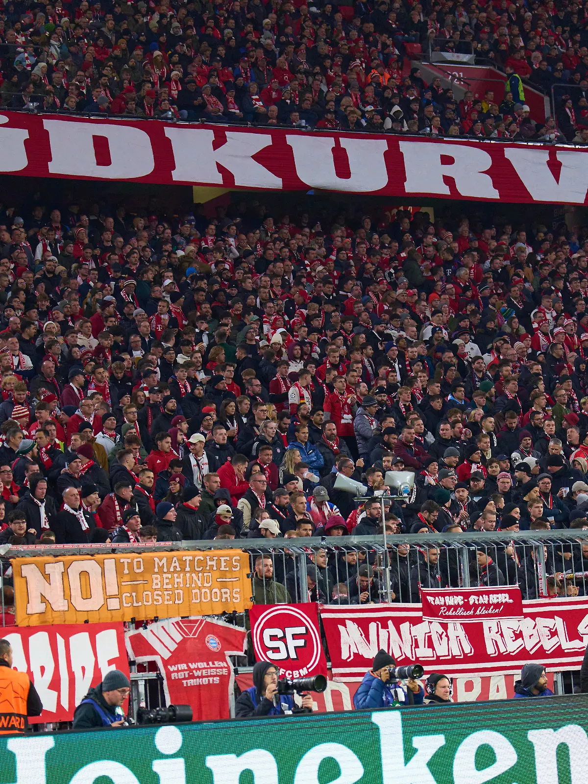 Die Fans des FC Bayern München verzichteten nach dem Zusammenbruch von Romain Jean auf der Tribüne auf die üblichen Anfeuerungsgesänge.