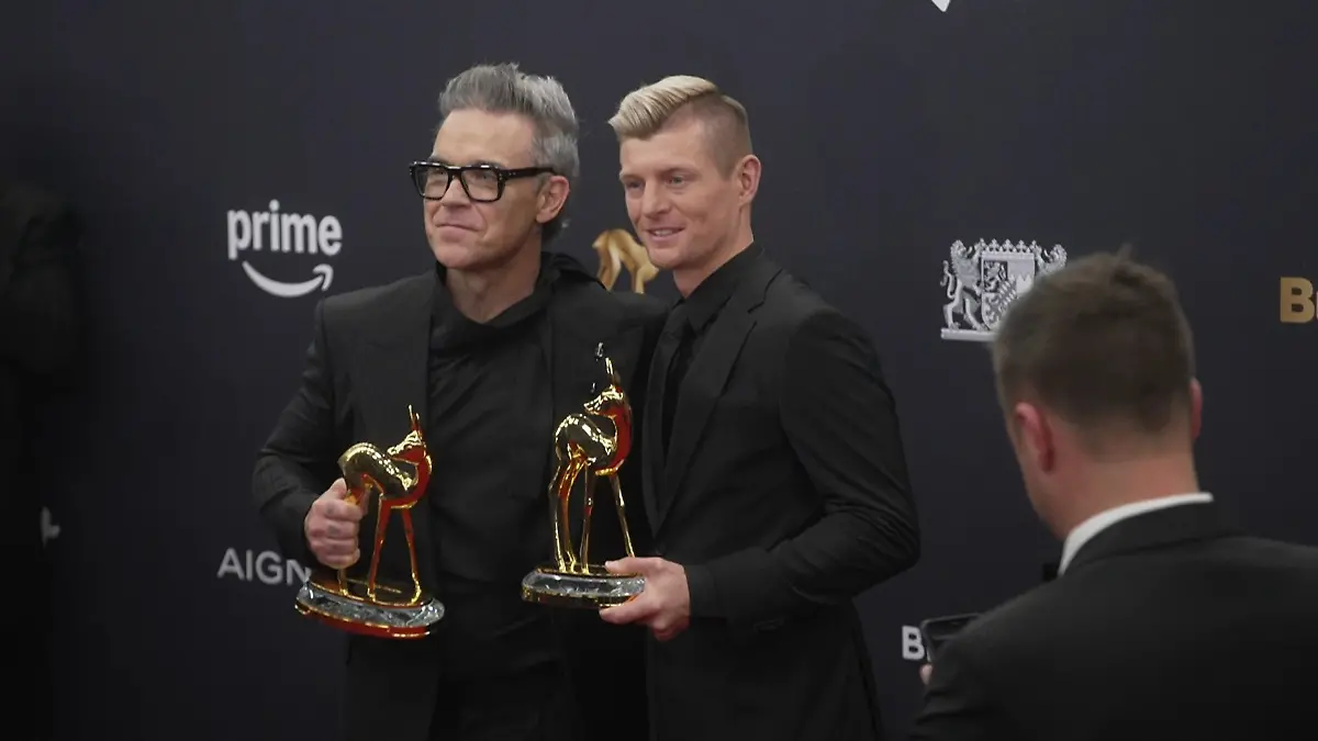 Robbie Williams übergibt dem Fußballer den Preis und er bekommt auch selbst einen.