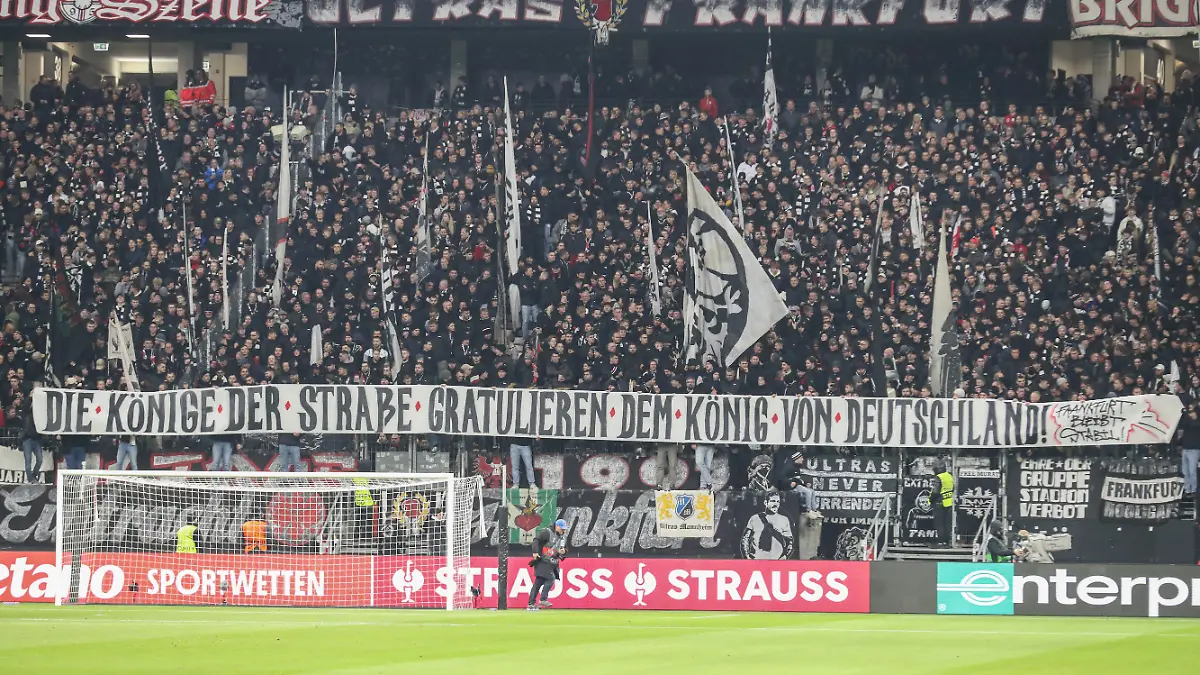 Die Fans von Eintracht Frankfurt in der Nordwestkurve feiern mit einem Spruchband MMA-Star Christian Eckerlin.