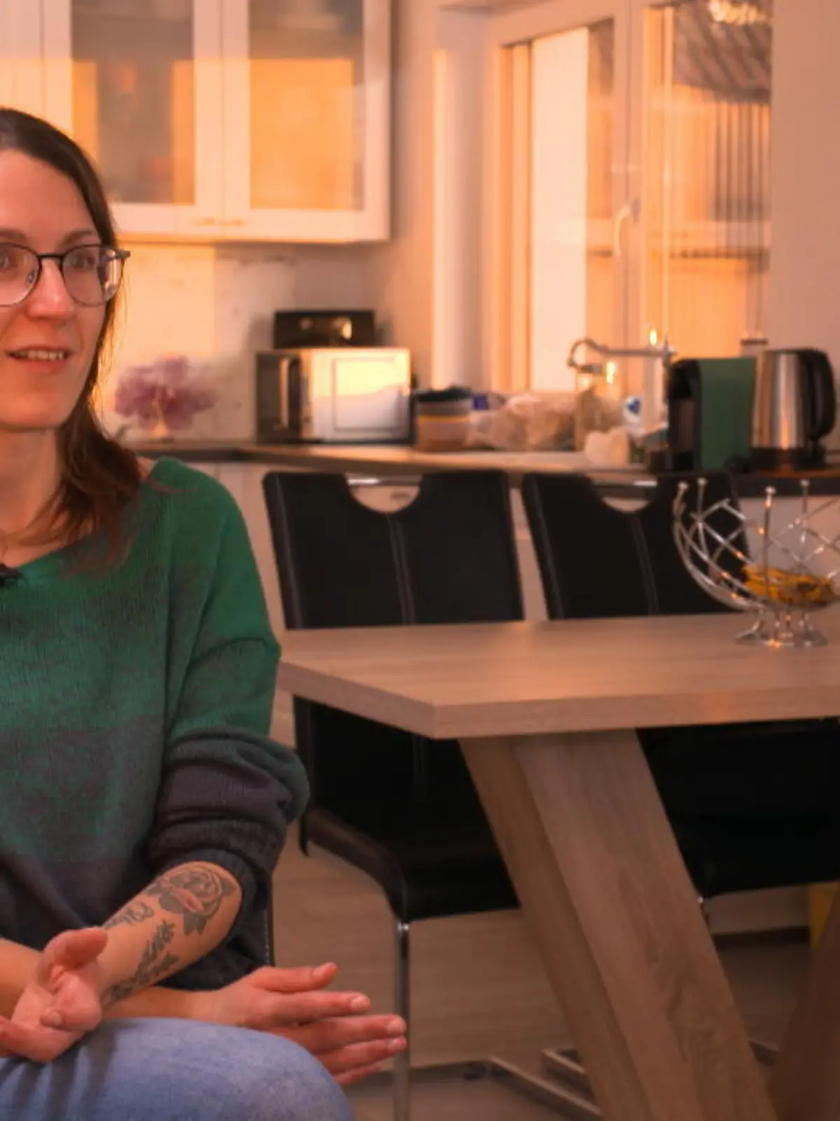 „Du bist ja ein richtiger Hypochonder“ - was viele als lockeren Spruch von sich geben, ist für Betroffene ein ernsthaftes Problem. An Hypochondrie, also der „krankhaften“ Angst vor Krankheiten, leidet gerade mal 1 Prozent der Bevölkerung. Sina ist eine davon. Die 30-Jährige lebt mit ihrem Hund und ihrem Partner in der Nähe von Frankfurt am Main. Seit 10 Jahren leidet sie an Panik- und Angstschüben. Die Panikattacken werden ausgelöst durch Krankheitssymptome, wie Kopf- oder Armschmerzen. Regelmäßig sucht sie Ärzte auf. Vor drei Jahren dann die Diagnose „Hypochondrie“. Wie Sina mit ihrem Schicksalsschlag umgeht – unsere Reporterin hat Magdalena Zatkova sie getroffen.