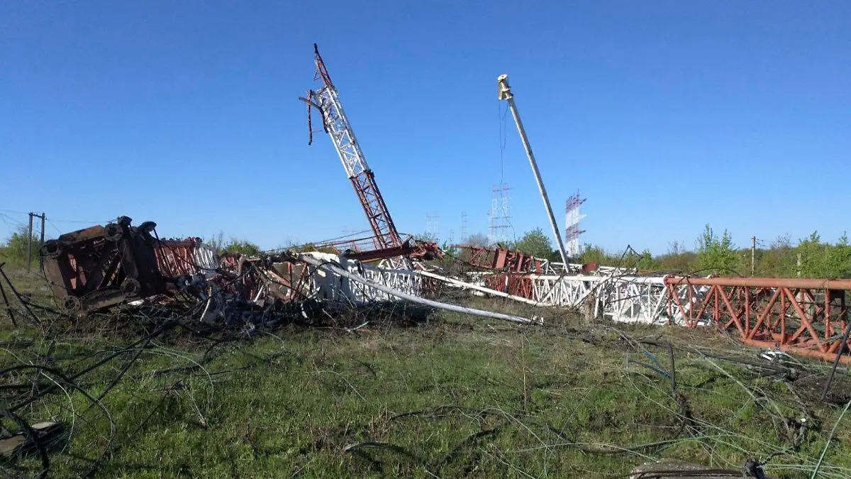 dpatopbilder - HANDOUT - 25.04.2022, Moldau, Maiac: Das vom Pressezentrum vom Innenministeriums der Pridnestrowischen Moldauischen Republik veröffentlichten Foto liegen zwei zerstörte Radioantennen auf dem Boden. Die Sprengung zweier Radiomasten in der moldauischen Konfliktregion Transnistrien an der Grenze zur Ukraine droht die Lage in der Region weiter zu verschärfen. Foto: Uncredited/Press Center of the Ministry of Internal Affairs of the Pridnestrovian Moldavian Republic/AP/dpa - ACHTUNG: Nur zur redaktionellen Verwendung und nur mit vollständiger Nennung des vorstehenden Credits +++ dpa-Bildfunk +++