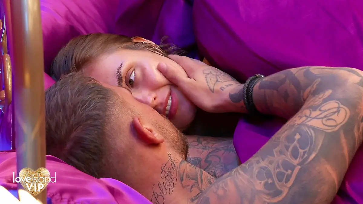 Gigi Birofio landet mit Granate Viktoria Miller im Bett
