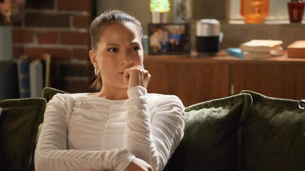 AWZ-Folge vom 15.11.24 auf RTL+: Charlie wundert sich über Simones  Verhalten ihr gegenüber