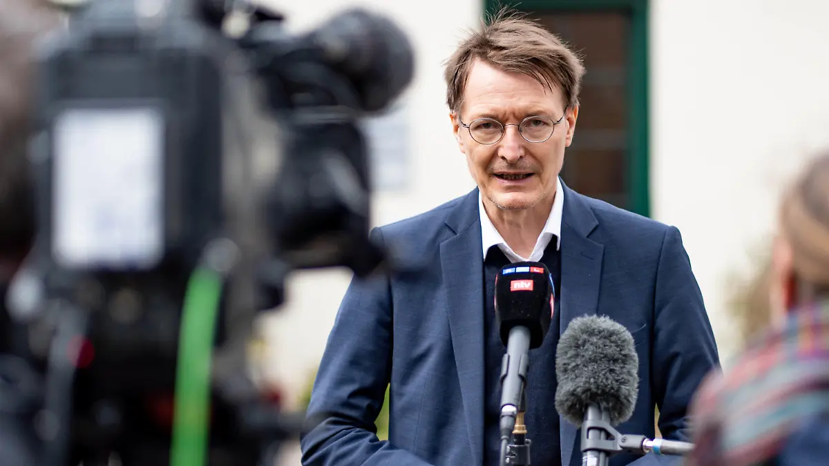 14.04.2022, Schleswig-Holstein, Husum: Karl Lauterbach (SPD), Bundesgesundheitsminister, spricht vor dem Klinikum Nordfriesland mit Vertretern der Presse. Die Generalstaatsanwaltschaft Koblenz ermittelt gegen eine Gruppe Männer und Frauen, die geplant haben soll, Lauterbach zu entführen. (Zu dpa «Lauterbach «bestürzt» über mutmaßlichen Entführungsplan») Foto: Axel Heimken/dpa +++ dpa-Bildfunk +++