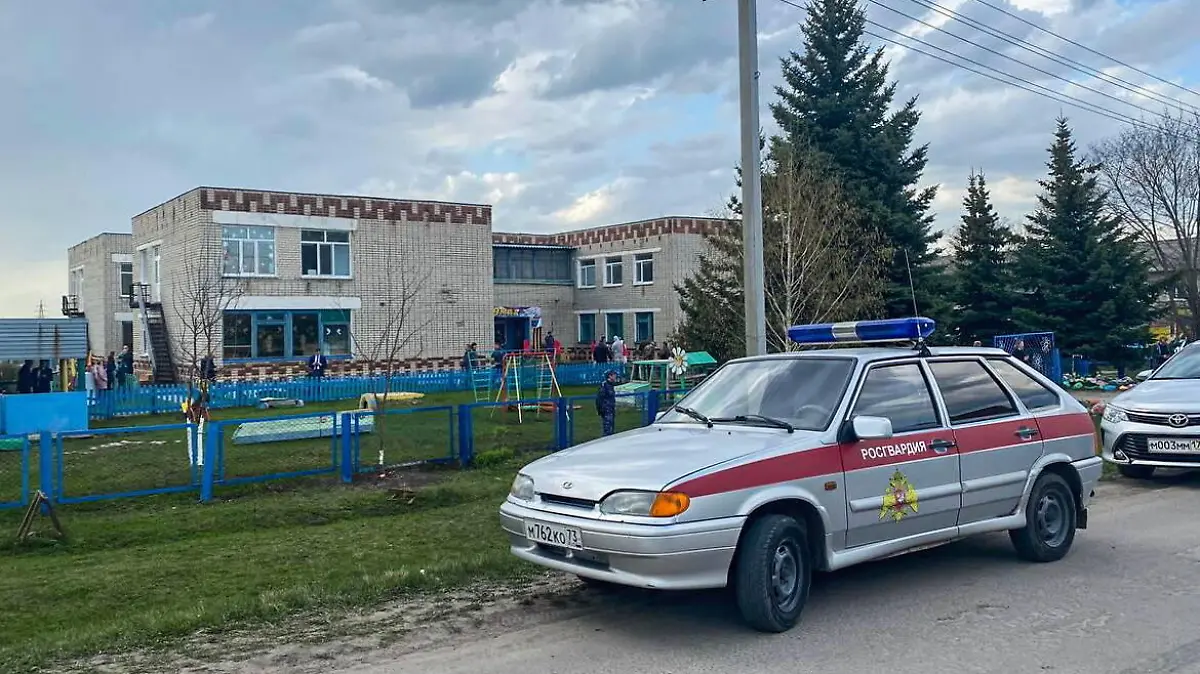Russland, Mutmaßlicher Amoklauf in Weschkaima ULYANOVSK REGION, RUSSIA - APRIL 26, 2022: Residents gather at the Ryabinka kindergarten in the village of Veshkaima where an unidentified man opened fire and committed suicide. a nursery teacher and two children reported killed. Maxim Ivanov/TASS PUBLICATIONxINxGERxAUTxONLY TS12E7CA