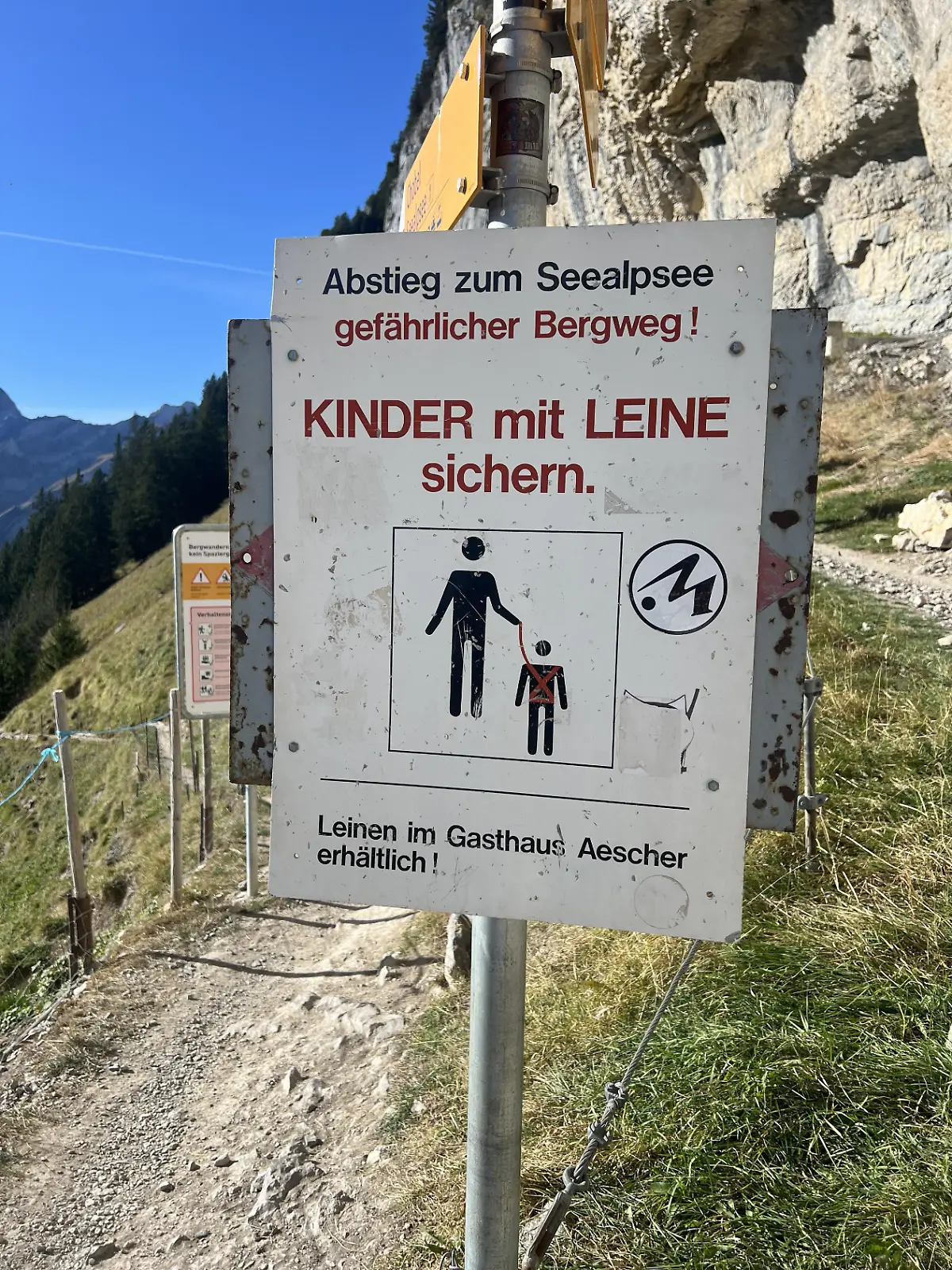 Bild zu: "Kinder an die Leine – Wander-Schild sorgt für gemischte Gefühle "