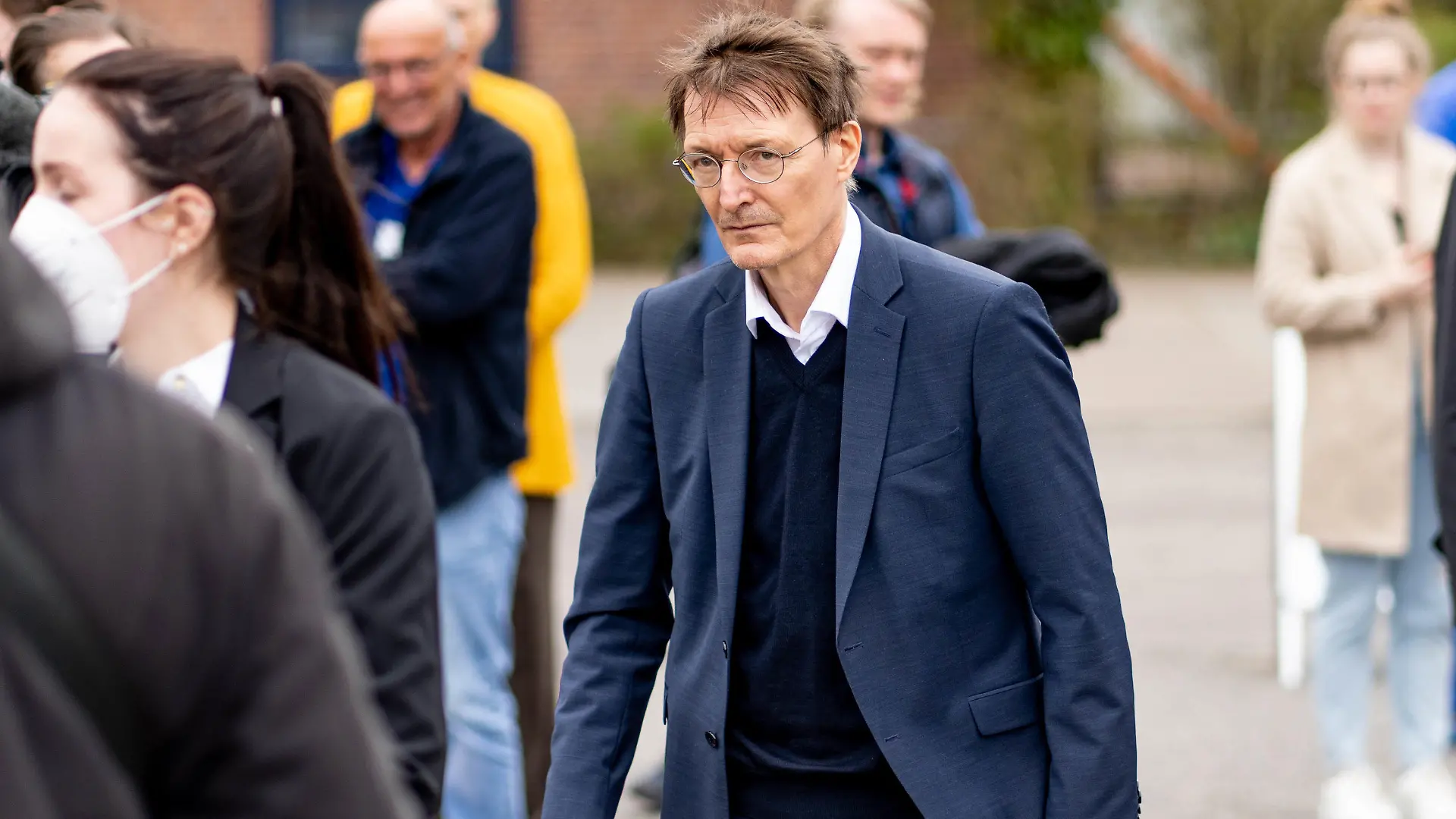 14.04.2022, Schleswig-Holstein, Husum: Karl Lauterbach (SPD, M, Bundesgesundheitsminister, geht vor dem Klinikum Nordfriesland zu dem Auto, mit dem er gekommen ist. Die Generalstaatsanwaltschaft Koblenz ermittelt gegen eine Gruppe Männer und Frauen, die geplant haben soll, Lauterbach zu entführen. (Zu dpa «Lauterbach «bestürzt» über mutmaßlichen Entführungsplan») Foto: Axel Heimken/dpa +++ dpa-Bildfunk +++