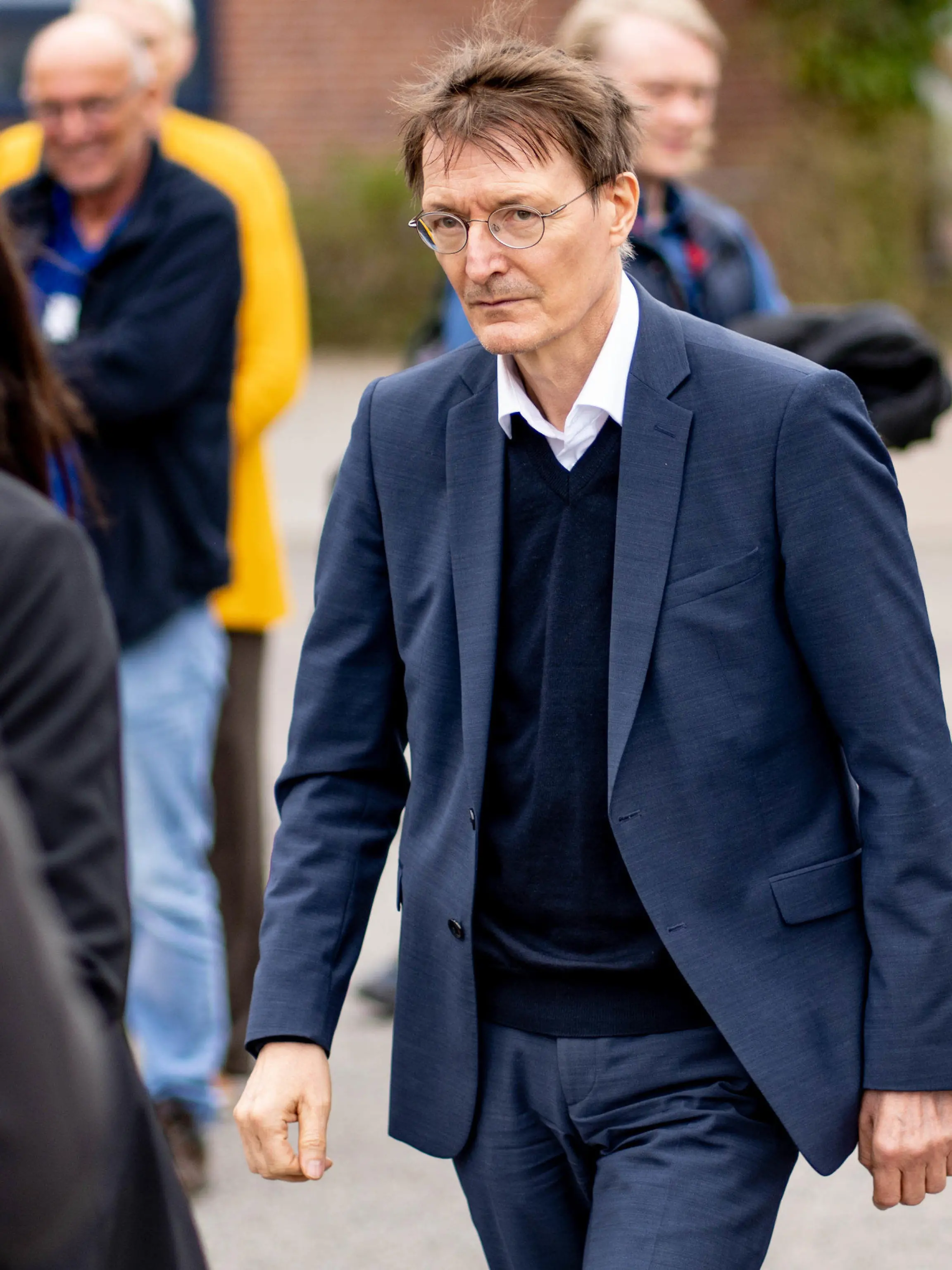 14.04.2022, Schleswig-Holstein, Husum: Karl Lauterbach (SPD, M, Bundesgesundheitsminister, geht vor dem Klinikum Nordfriesland zu dem Auto, mit dem er gekommen ist. Die Generalstaatsanwaltschaft Koblenz ermittelt gegen eine Gruppe Männer und Frauen, die geplant haben soll, Lauterbach zu entführen. (Zu dpa «Lauterbach «bestürzt» über mutmaßlichen Entführungsplan») Foto: Axel Heimken/dpa +++ dpa-Bildfunk +++