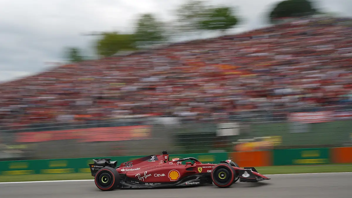 Motorsport, Formel-1-Weltmeisterschaft, Grand Prix der Emilia-Romagna, Sprintrennen. Charles Leclerc aus Monaco vom Team Ferrari ist auf der Strecke in Imola unterwegs.