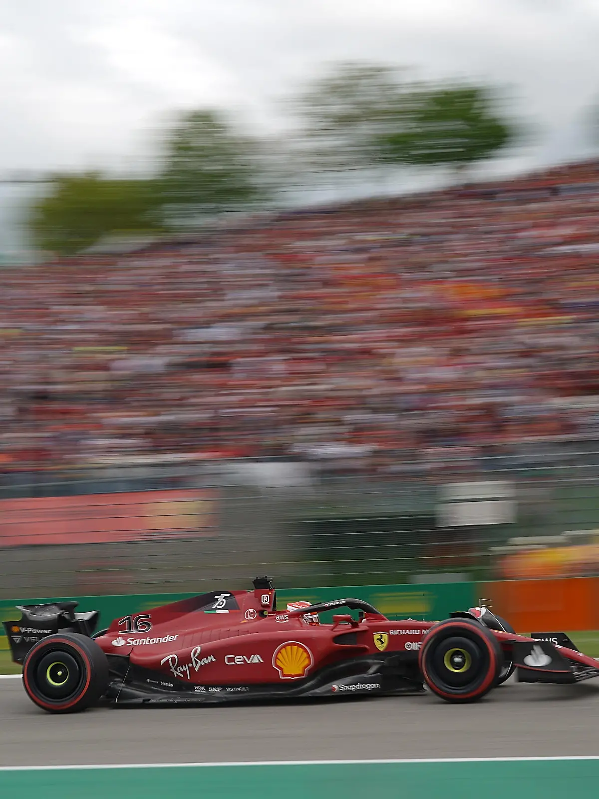 Motorsport, Formel-1-Weltmeisterschaft, Grand Prix der Emilia-Romagna, Sprintrennen. Charles Leclerc aus Monaco vom Team Ferrari ist auf der Strecke in Imola unterwegs.