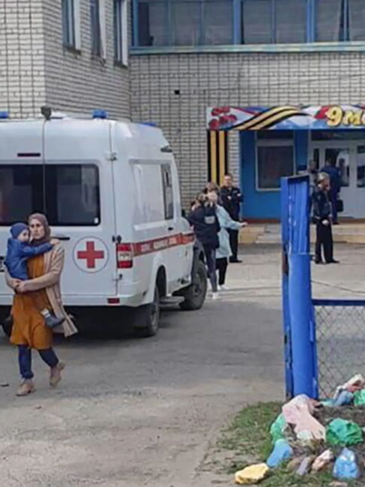 Russland, Mutmaßlicher Amoklauf in Weschkaima ULYANOVSK REGION, RUSSIA - APRIL 26, 2022: An ambulance vehicle is pictured outside the Ryabinka kindergarten in the village of Veshkaima where an unidentified man opened fire killing a cleaning lady and two children. The shooter committed suicide. Volkodav73 Telegram Channel/TASS PUBLICATIONxINxGERxAUTxONLY TS12E727