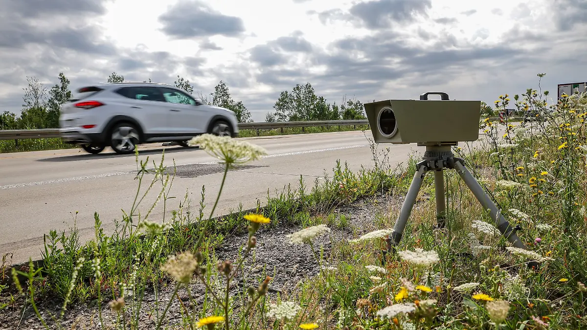 Bei Geschwindigkeitskontrollen auf der A38 wurden 121 Überschreitungen festgestellt. (Symbolbild)