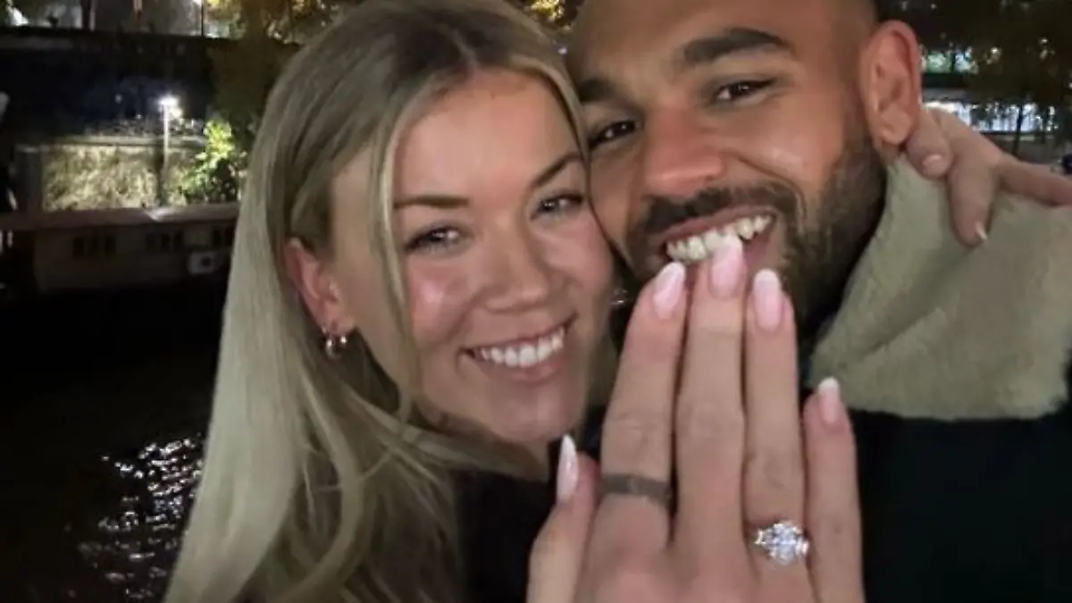 Hollie Shearer zeigt ihren Verlobungsring