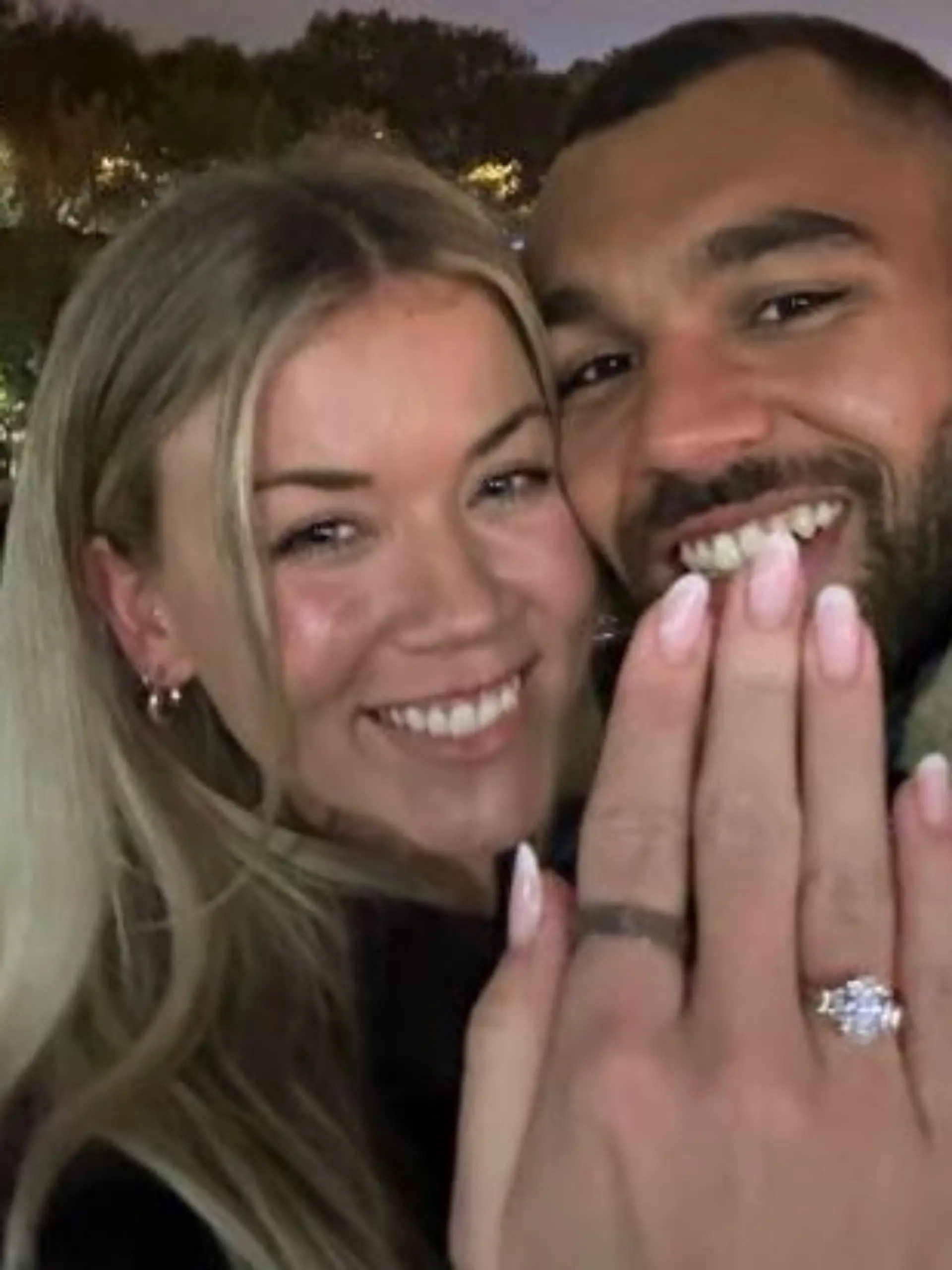 Hollie Shearer zeigt ihren Verlobungsring