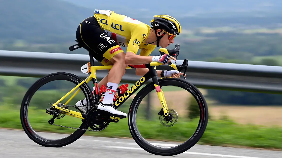 Sport Bilder des Tages Slovenian Tadej Pogacar of UAE Team Emirates pictured in action during stage 10 of the 108th edition of the Tour de France cycling race, 190,7 km from Albertville to Valence, France, Tuesday 06 July 2021. This year s Tour de France takes place from 26 June to 18 July 2021. DAVIDxSTOCKMAN PUBLICATIONxINxGERxSUIxAUTxONLY x3027985x