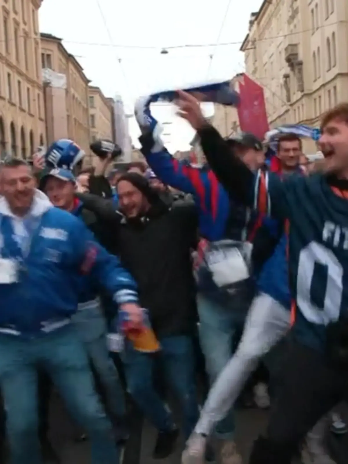 Bild zu: "Dieser Fanmarsch ist gigantisch! Mega-Party vor Munich Game"