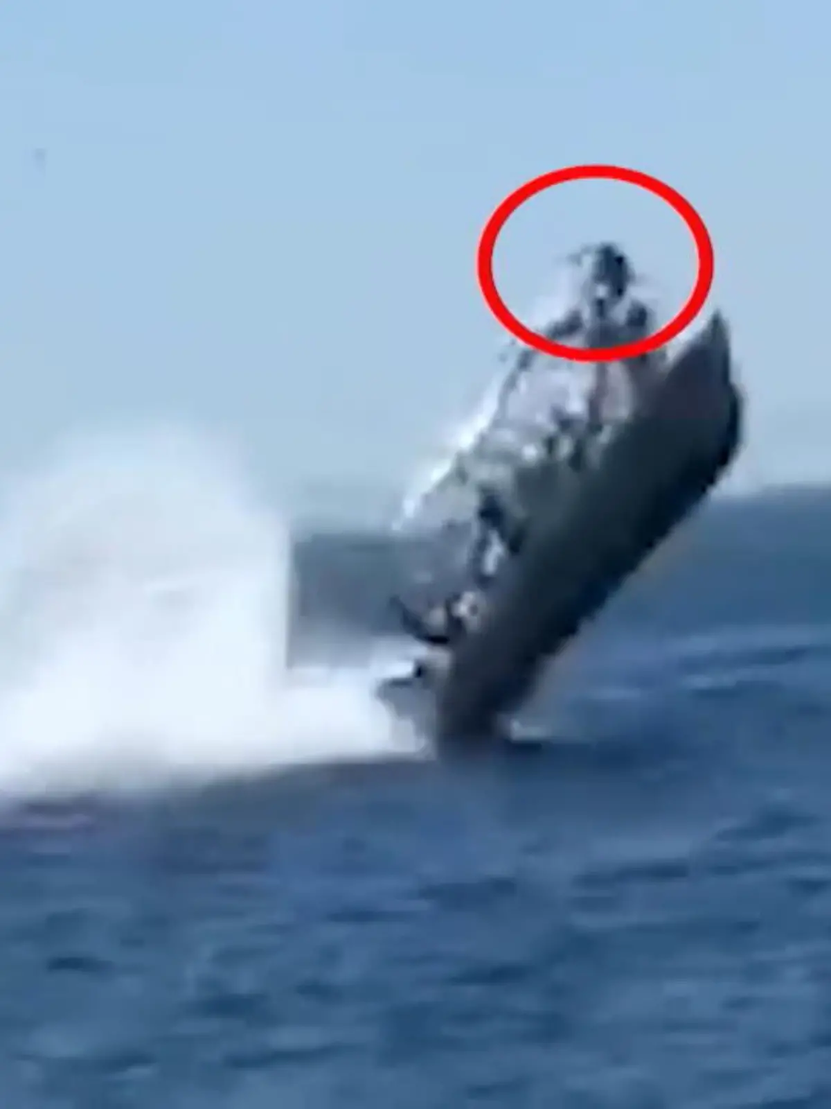 Aus dem Nichts meterhoch in die Luft geschleudert! Ein Video der staatlichen mexikanischen Zivilschutzbehörde zeigt das kleine Touristenboot, wie es offenbar mit einem Meeresbewohner zusammenstößt und aus dem Wasser in die Höhe katapultiert wird. Durch die Wucht des Aufpralls verlieren die 6 Menschen an Bord den Halt - einer fliegt sogar durch das Dach des Boots ins Wasser. 3 Kinder erleiden leichte Verletzungen, 3 Erwachsene mussten nach dem Vorfall ins Krankenhaus eingeliefert werden.