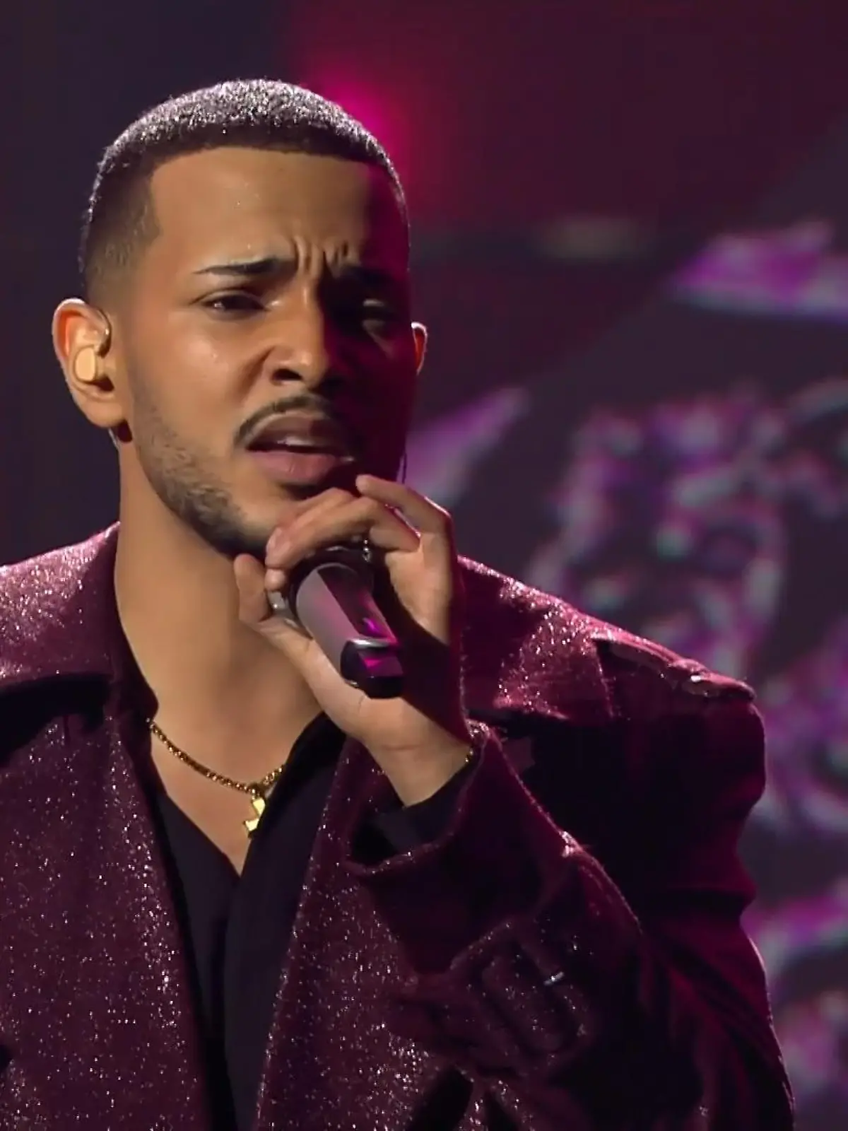 Bild zu: "DSDS-Finalist Philip Matas singt „Dancing On My Own“"