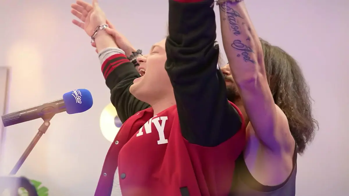 Christian nimmt die Herausforderung an Er singt Celine Dion
