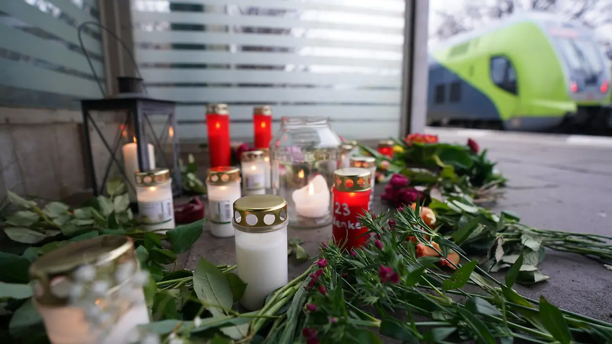 ARCHIV - 26.01.2023, Schleswig-Holstein, Brokstedt: Blumen und Kerzen liegen auf dem Bahnsteig im Bahnhof von Brokstedt. Bei einer Messerattacke in einem Regionalzug von Kiel nach Hamburg sind am 25.01.2023 zwei Menschen getötet und sieben verletzt worden. Fünf Monate nach dem tödlichen Messerangriff in einem Regionalzug bei Brokstedt haben sich die Eltern zum Tod ihrer 17 Jahren alten Tochter geäußert.(zu dpa "Eltern von Brokstedt-Opfer: «Als würde sich ein großes Loch auftun»") Foto: Marcus Brandt/dpa +++ dpa-Bildfunk +++
