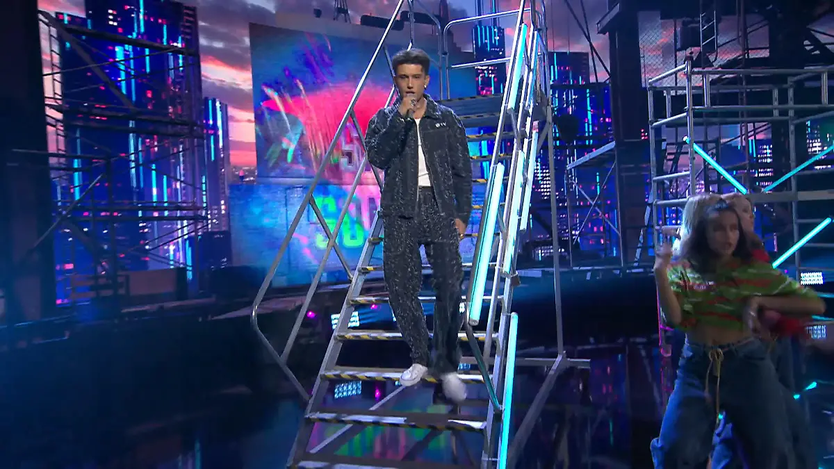 Tom legt eine spektakuläre Performance hin "Sad Songs"