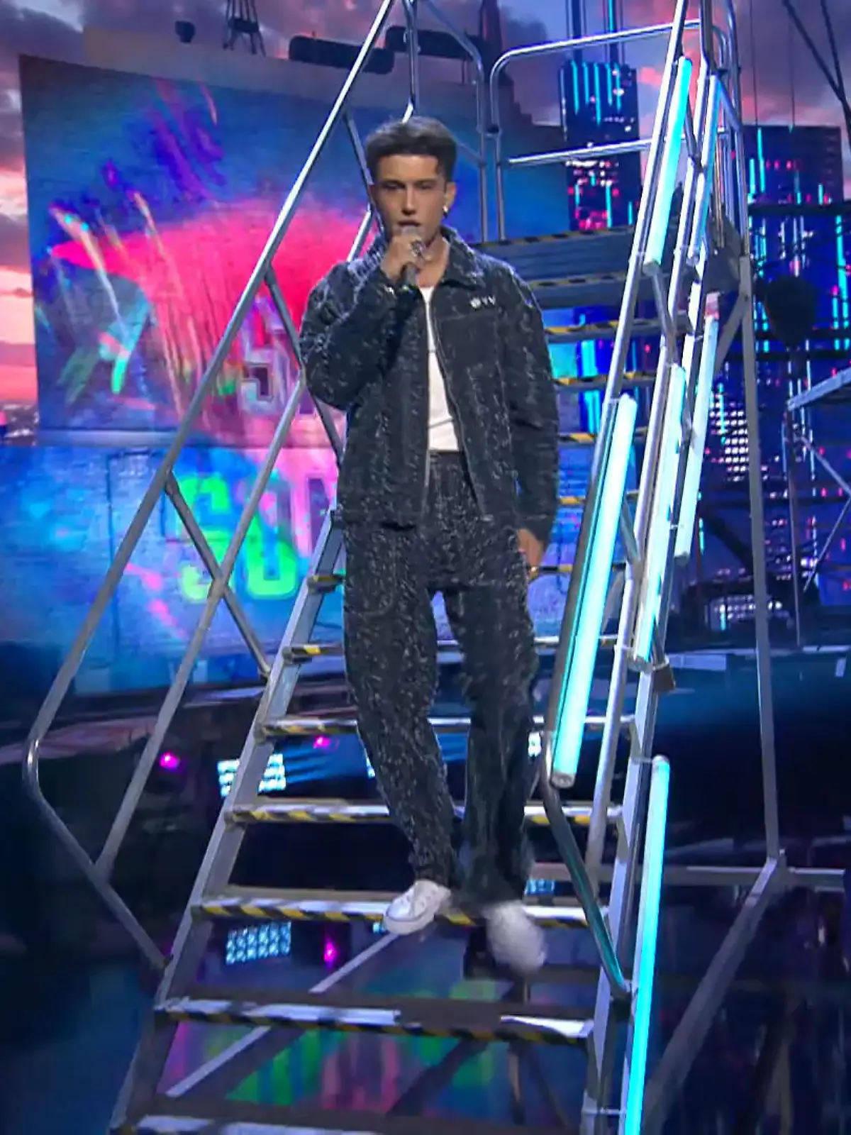 Bild zu: "Tom legt eine spektakuläre Performance hin"