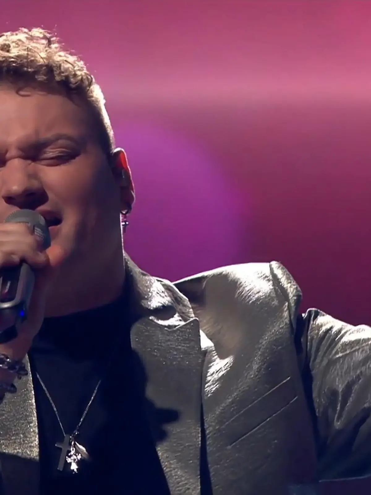 Bild zu: "Superstar Christian Jährig singt „Auf eigenen Beinen“"
