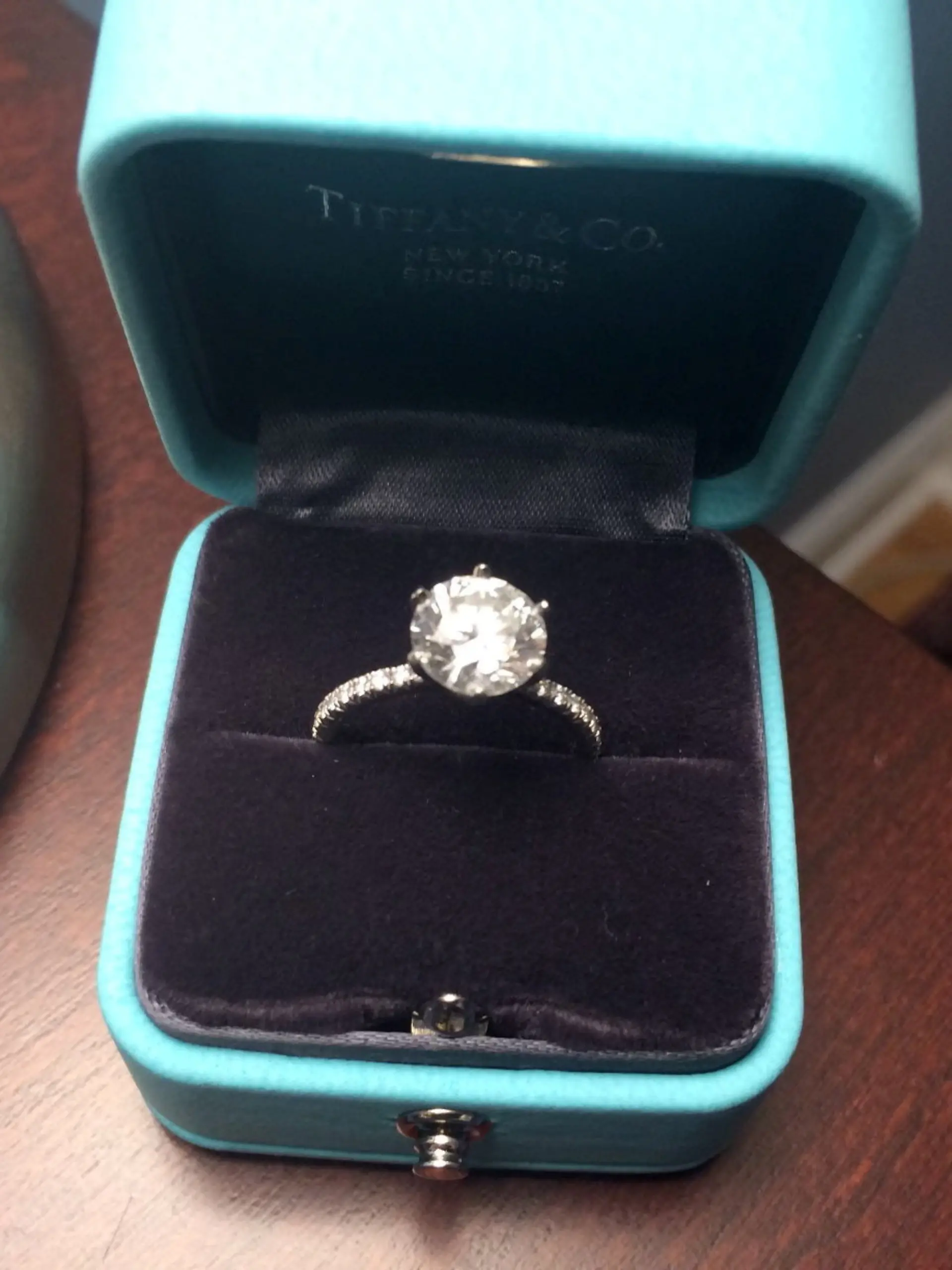 Bild zu: "Verlobung geplatzt - Frau muss Tiffany-Ring zurückgeben "