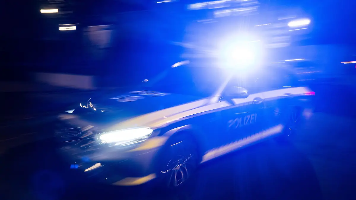 Die Polizei kontrollierte einen Mann, der mit seinem Auto rund 20 Kilometer im Graben neben der Bundesstraße gefahren war. (Symbolbild)