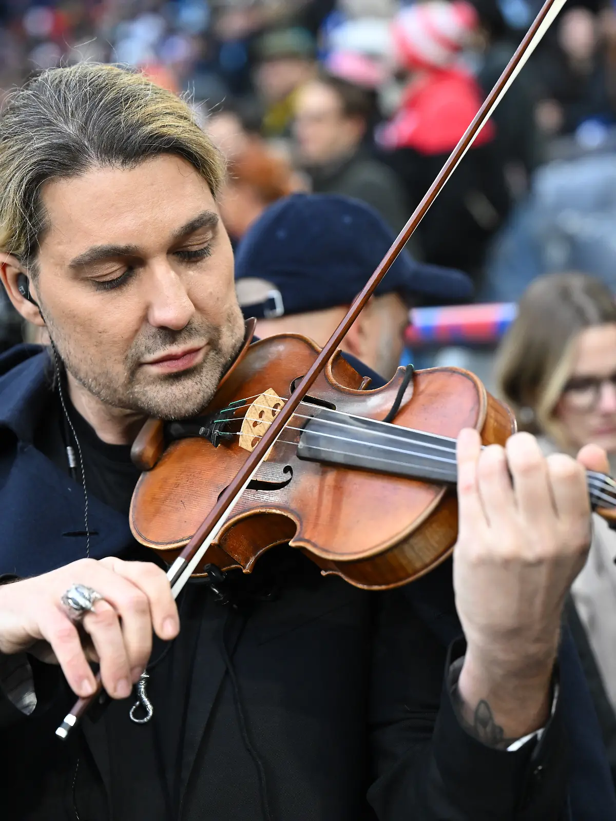 Bild zu: "David Garrett spielt US-Hymne und rührt ein ganzes Stadion!"