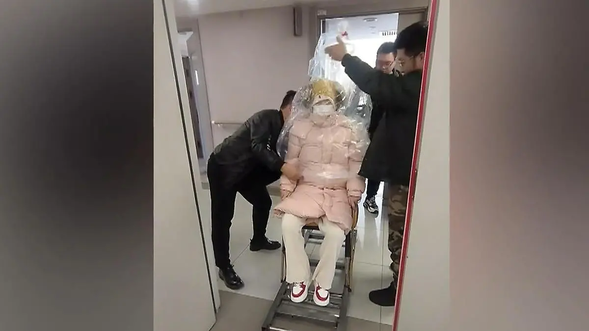 Angehörige tüten Frau nach Geburt in Plastikfolie Was ist denn hier los?