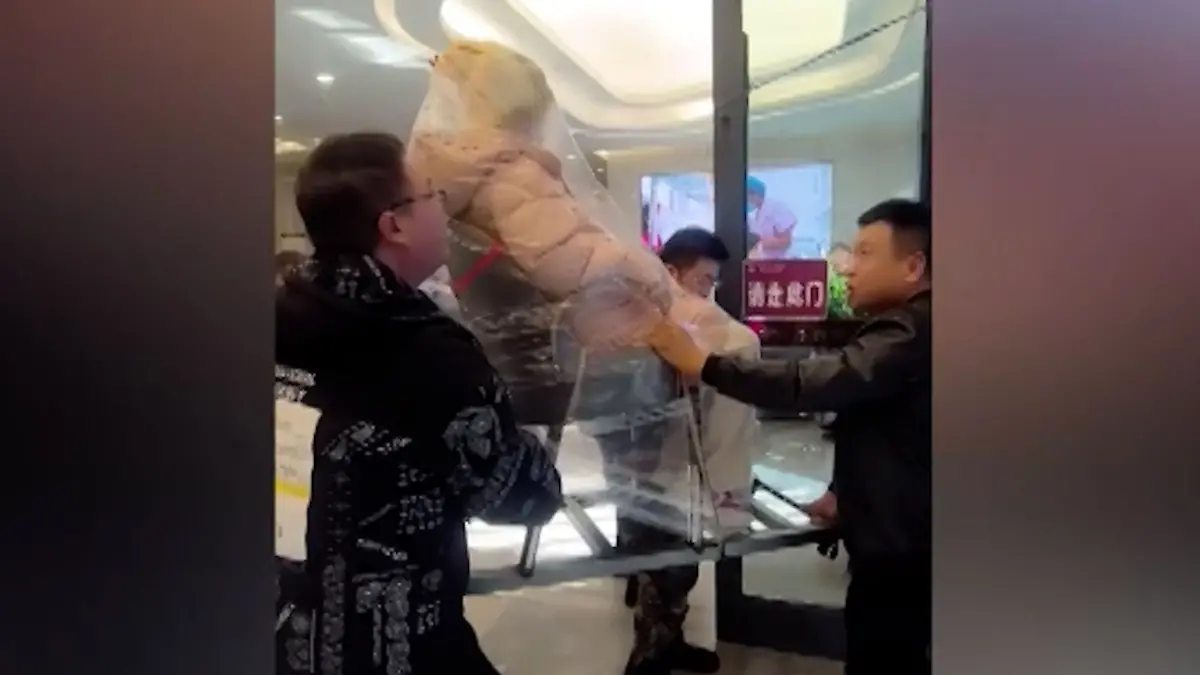 Diese Entlassung sorgt für Fragezeichen! Angehörige packen Frau nach Geburt in Plastikfolie