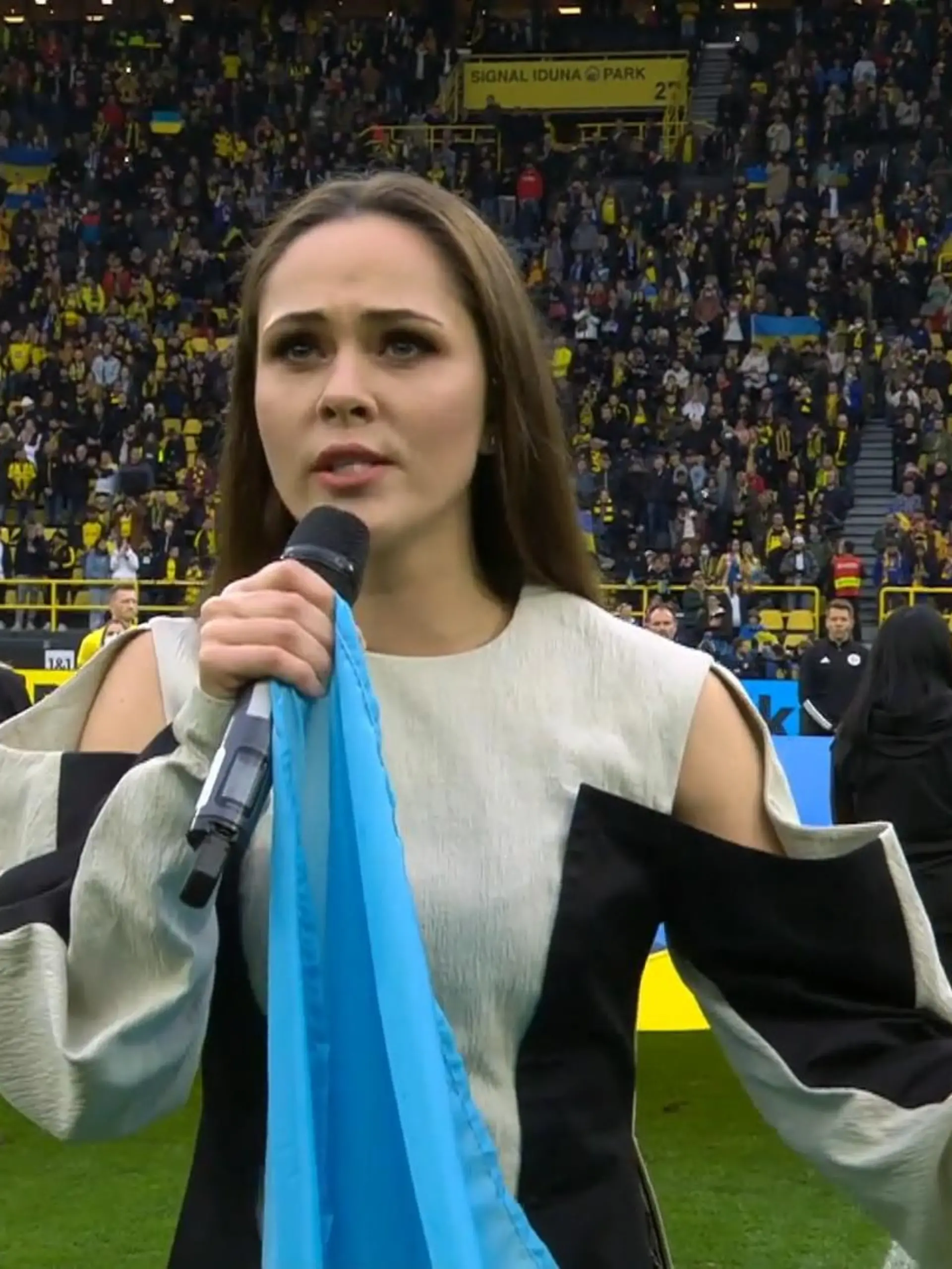 Bild zu: "Ukrainische Hymne rührt Fans zu Tränen"