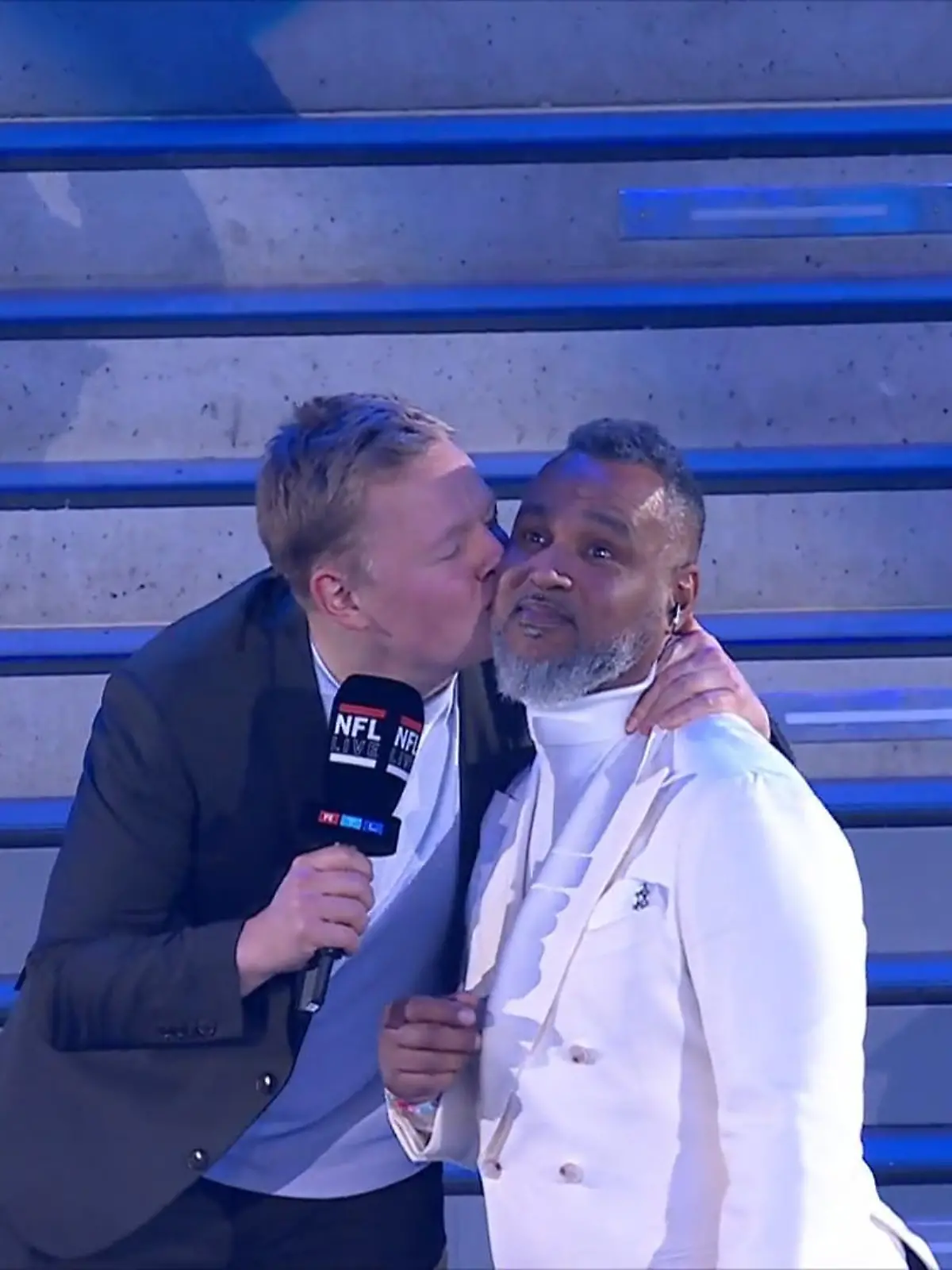Bild zu: "RTL-Kommentatoren schenken sich ganz viel Liebe!"