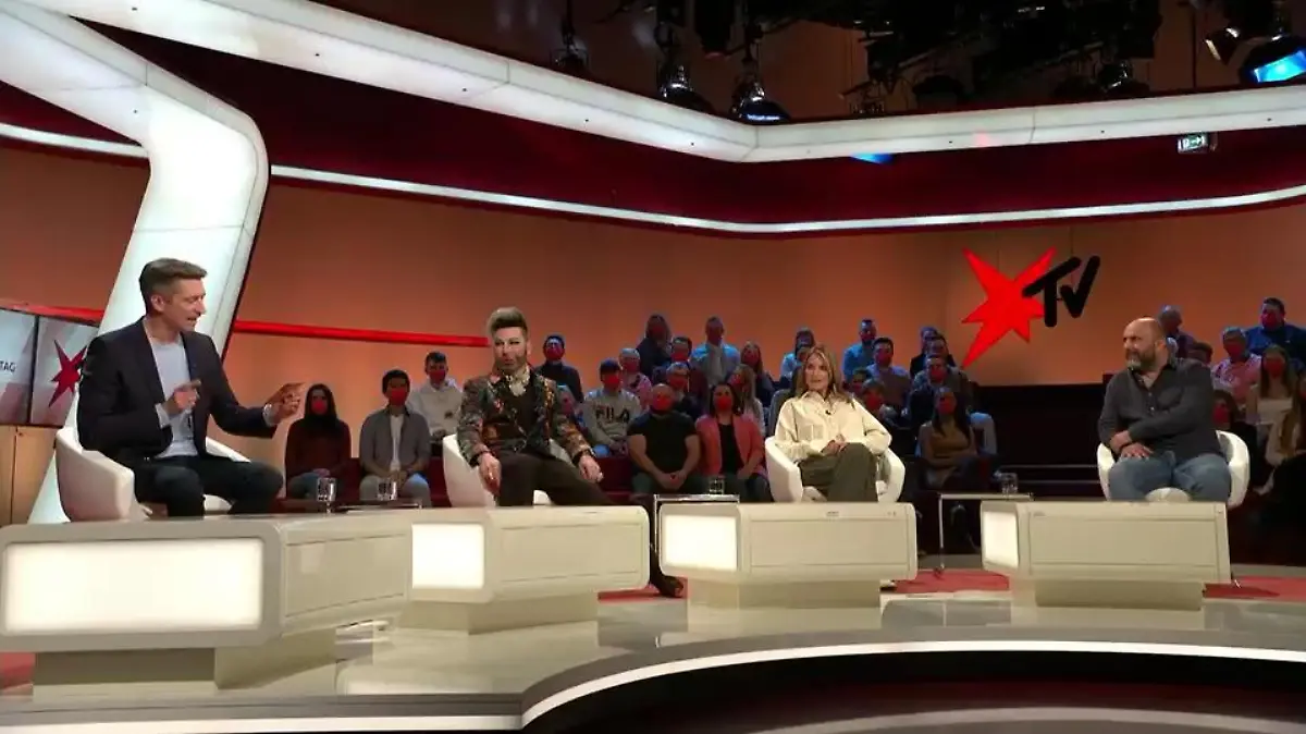 Steffen Hallaschka diskutiert das Entschuldigungsvideo von Xavier Naidoo mit seinen Gästen  Serdar Somuncu, Harald Glööckler und Marie von den Benken