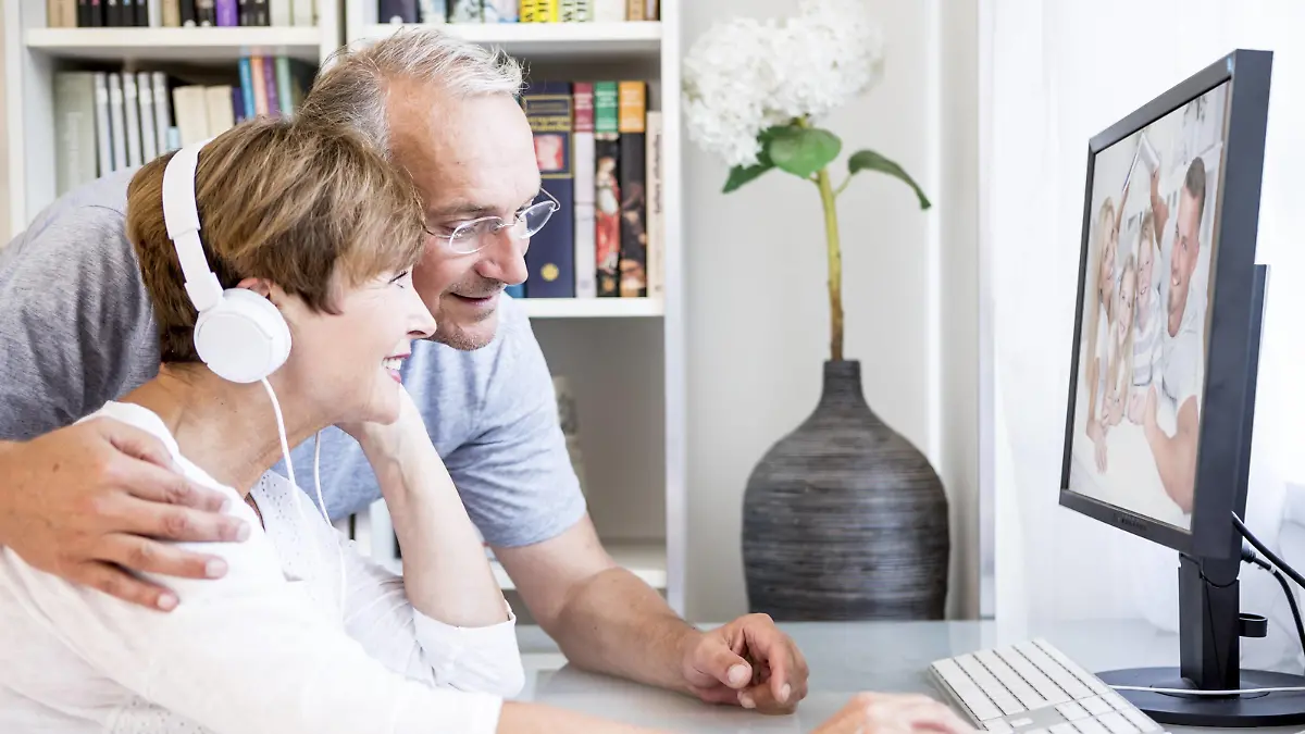 Senior couple at desk having a video conference with their family model released Symbolfoto property released PUBLICATIONxINxGERxSUIxAUTxHUNxONLY WESTF22736

Senior COUPLE AT Desk Having a Video Conference With their Family Model released Symbolic image Property released PUBLICATIONxINxGERxSUIxAUTxHUNxONLY WESTF22736  