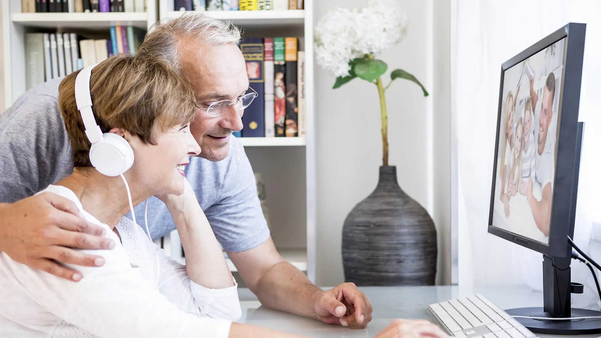 Senior couple at desk having a video conference with their family model released Symbolfoto property released PUBLICATIONxINxGERxSUIxAUTxHUNxONLY WESTF22736

Senior COUPLE AT Desk Having a Video Conference With their Family Model released Symbolic image Property released PUBLICATIONxINxGERxSUIxAUTxHUNxONLY WESTF22736  
