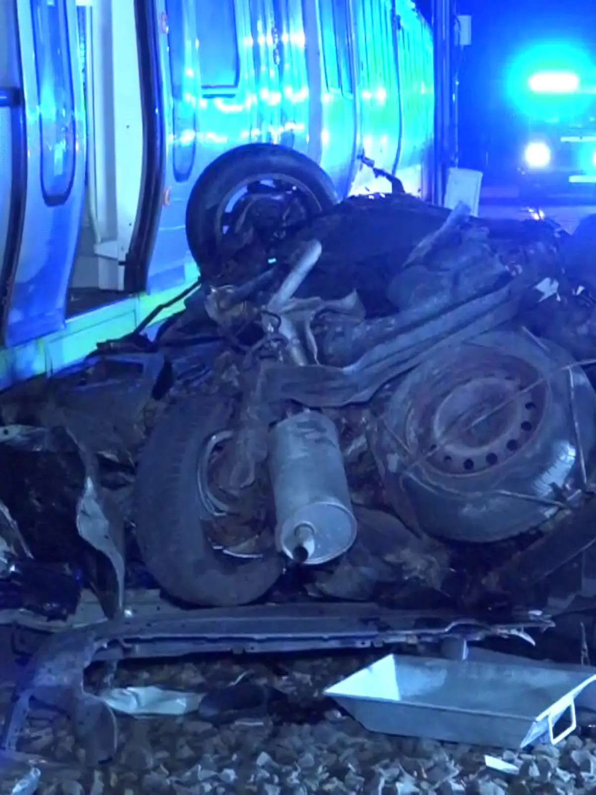 Ein schwer demolierter Pkw liegt nach einem Unfall mit Straßenbahn auf den Schienen.
