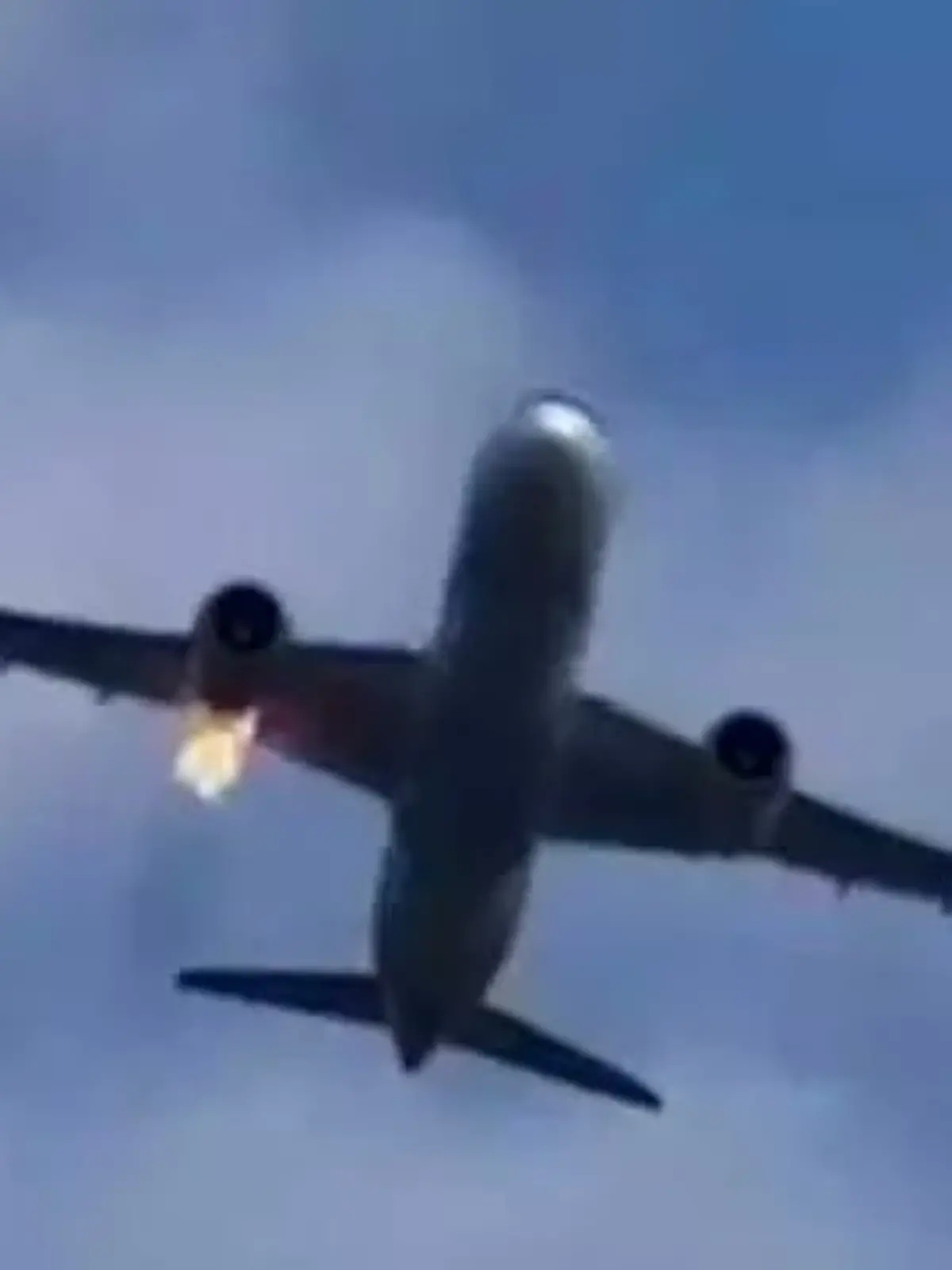 Ein Flugzeug über Rom fängt Flammen 
