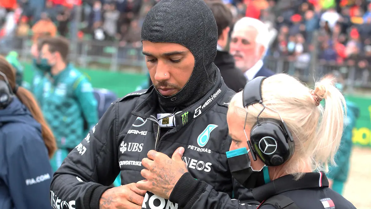 IMOLA, ITALY, 24. April: #44, Lewis HAMILTON, GBR, Mercedes AMG F1 Team, and assistant Ms Cullen during the GP Formula 1 in Italy of the region EMILIA-ROMAGNA 2022 at the Autodromo Enzo e Dino Ferrari located in IMOLA, Formel 1 Grand Prix in Italien, - race in IMOLA on 24. April 2022, fee liable image - Photo Credit: © ATP / Arthur THILL