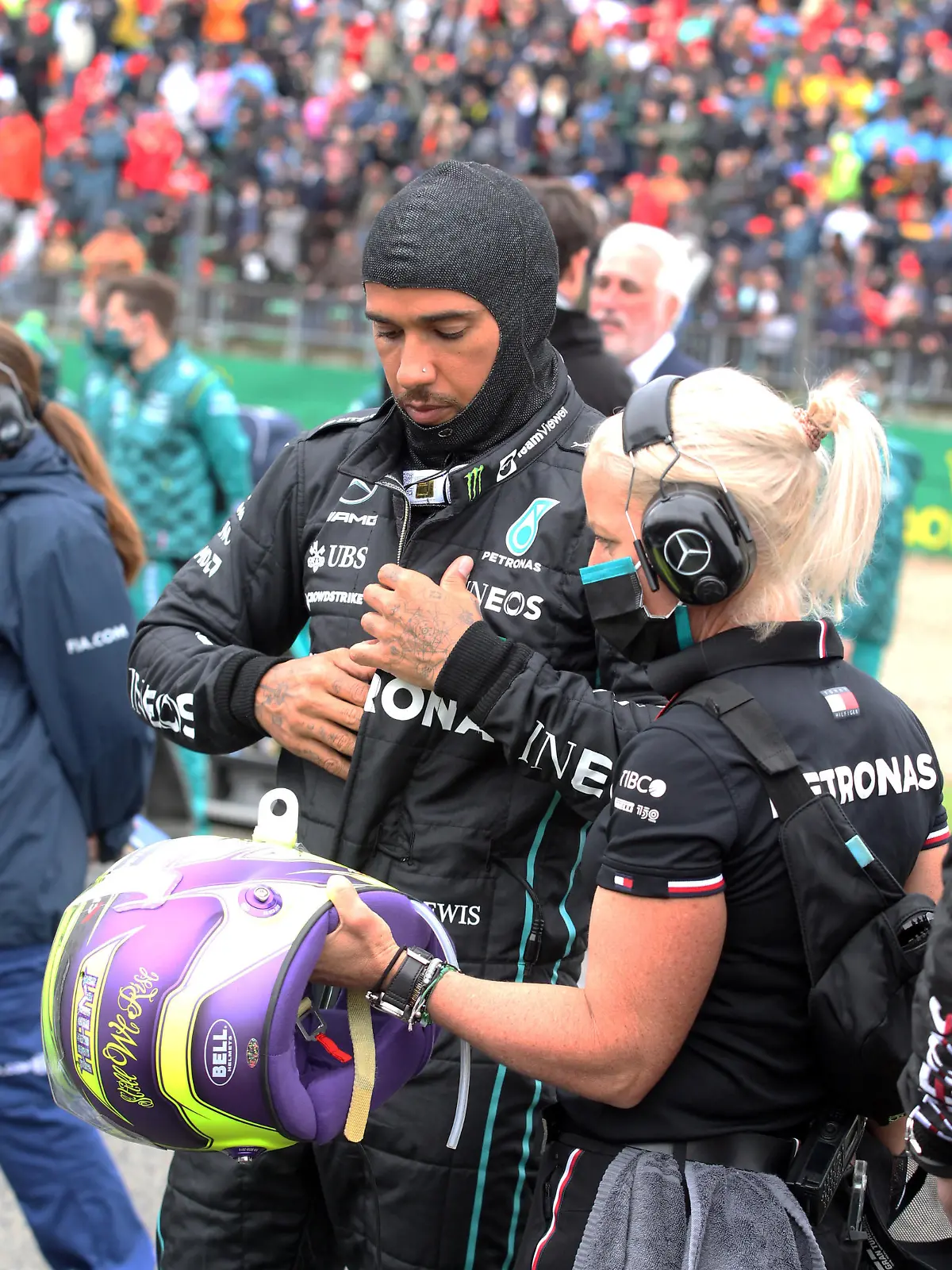 IMOLA, ITALY, 24. April: #44, Lewis HAMILTON, GBR, Mercedes AMG F1 Team, and assistant Ms Cullen during the GP Formula 1 in Italy of the region EMILIA-ROMAGNA 2022 at the Autodromo Enzo e Dino Ferrari located in IMOLA, Formel 1 Grand Prix in Italien, - race in IMOLA on 24. April 2022, fee liable image - Photo Credit: © ATP / Arthur THILL