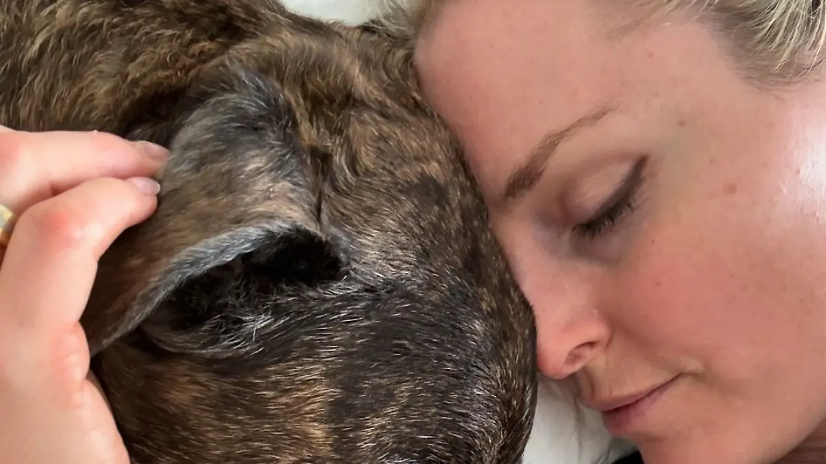 Lindsey Vonn mit ihrem Hund Leo.