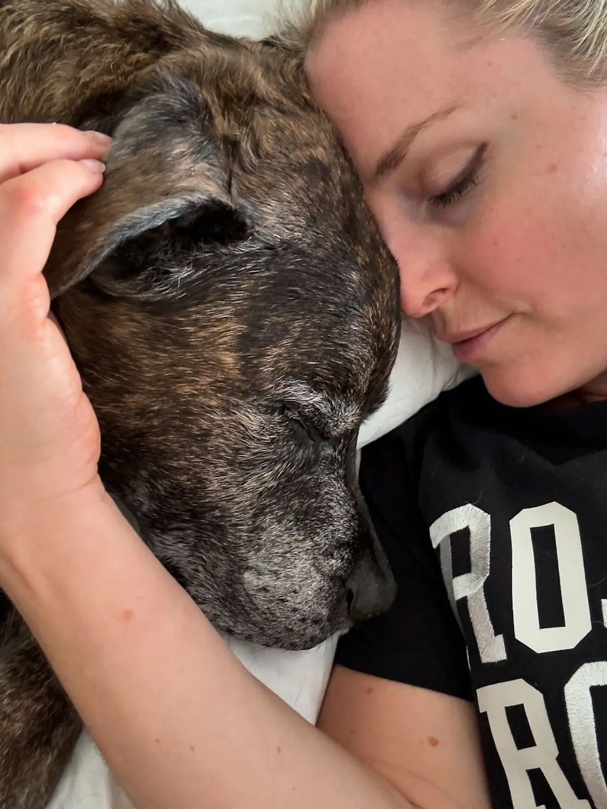 Lindsey Vonn mit ihrem Hund Leo.